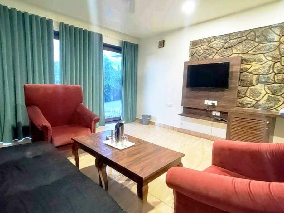 Deluxe King Suite photo 1