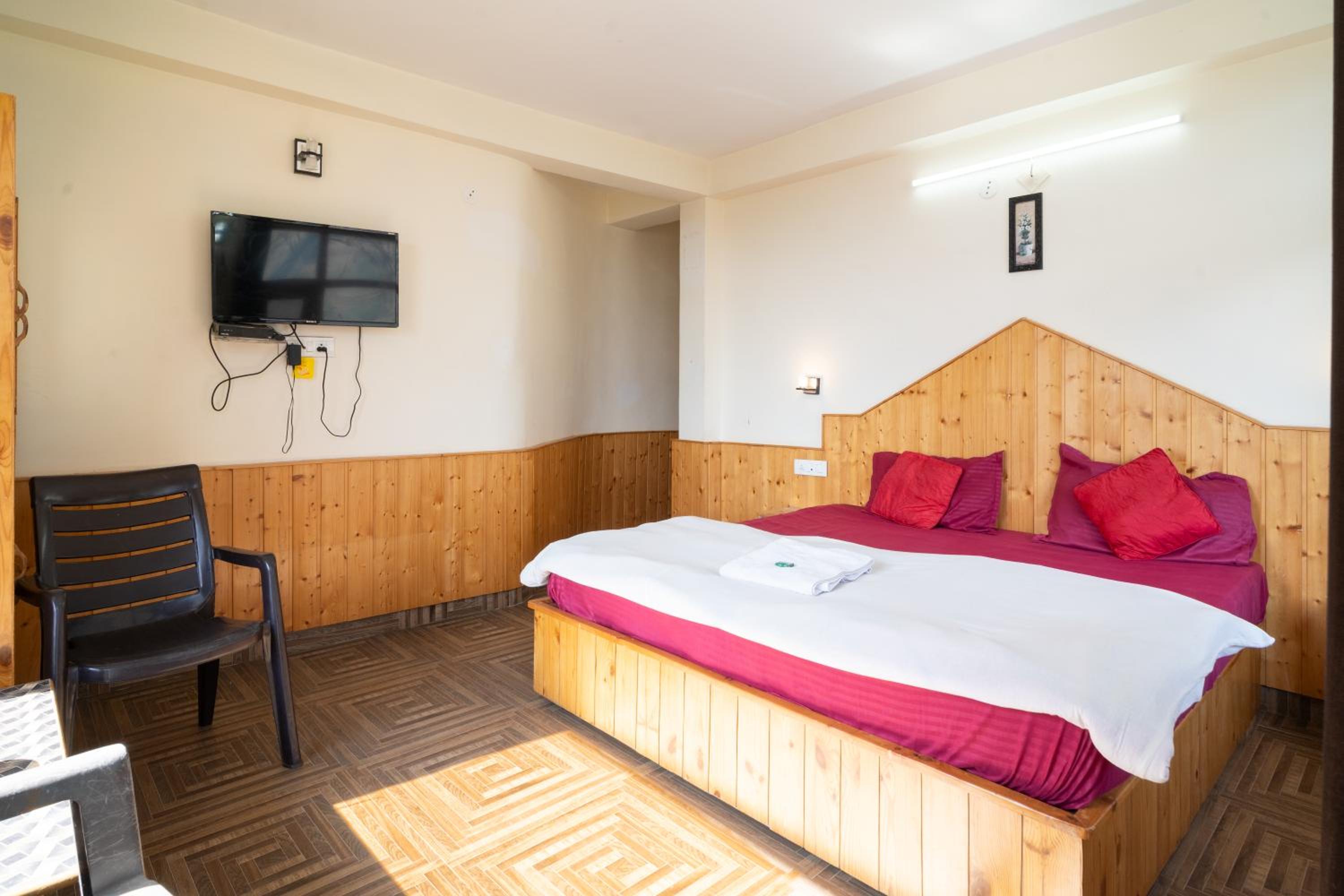 Deluxe Double Room - Photo 13