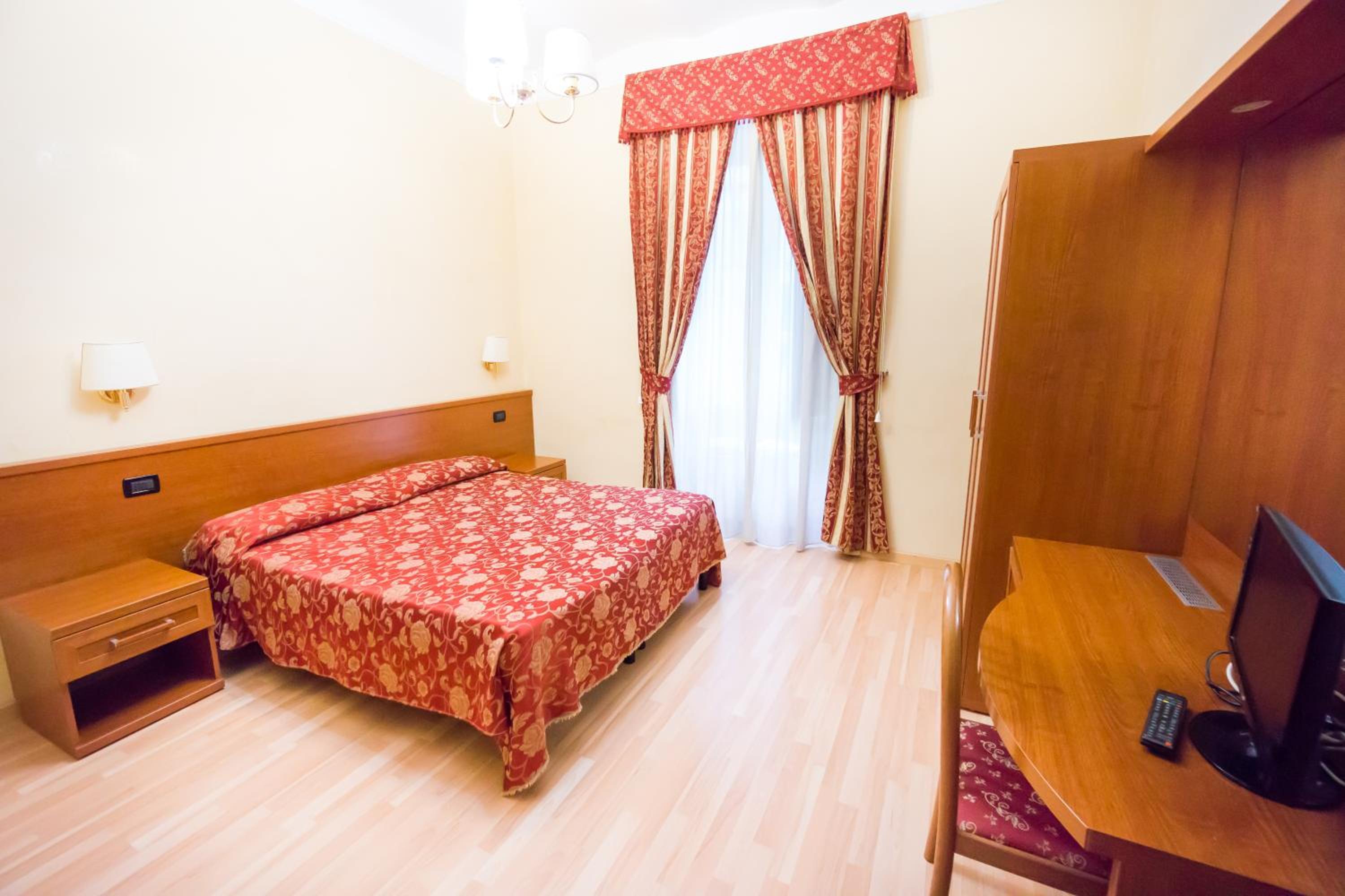 Double or Twin Room with Shared Bathroom photo 2