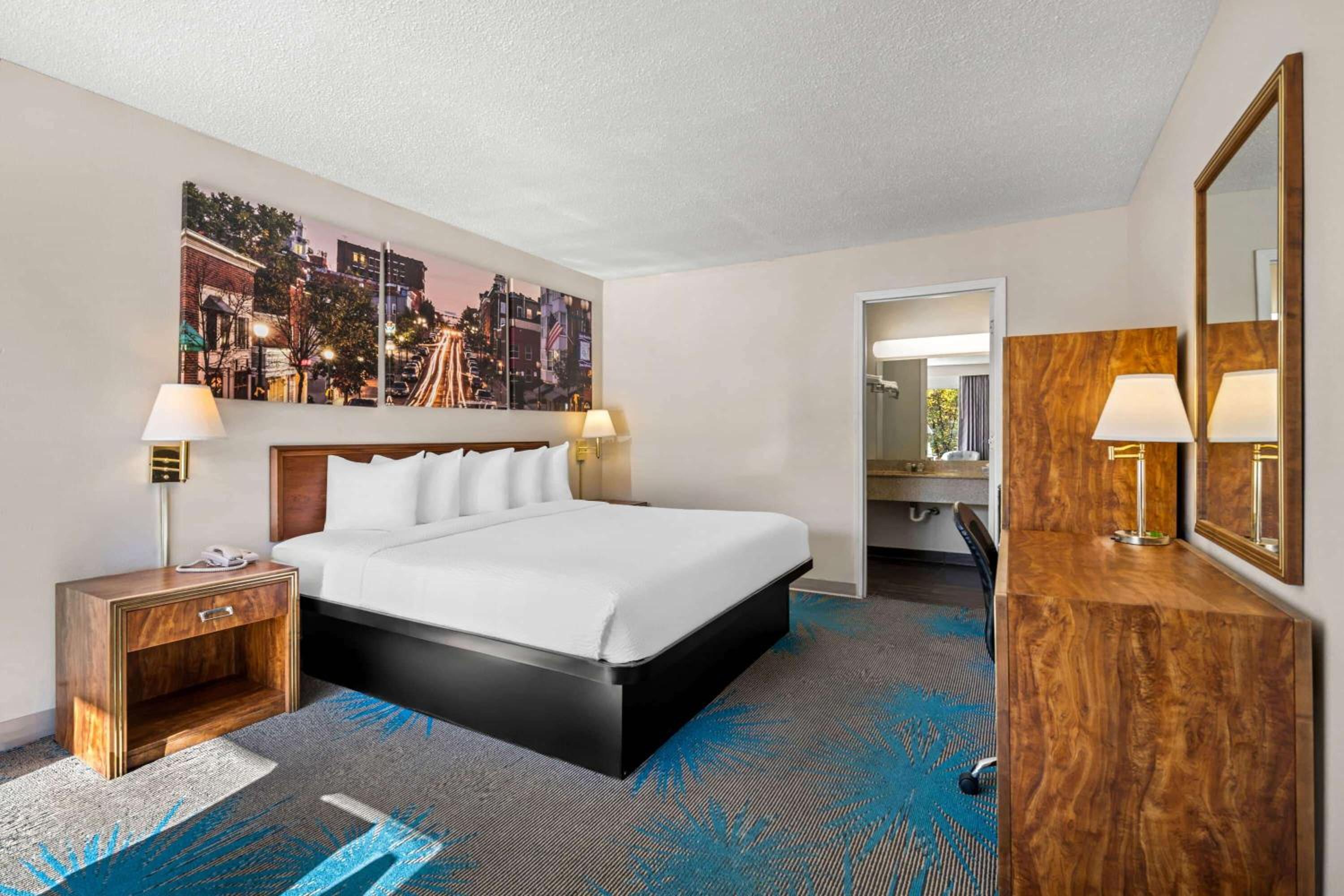 King Room - Non-Smoking - Photo 1