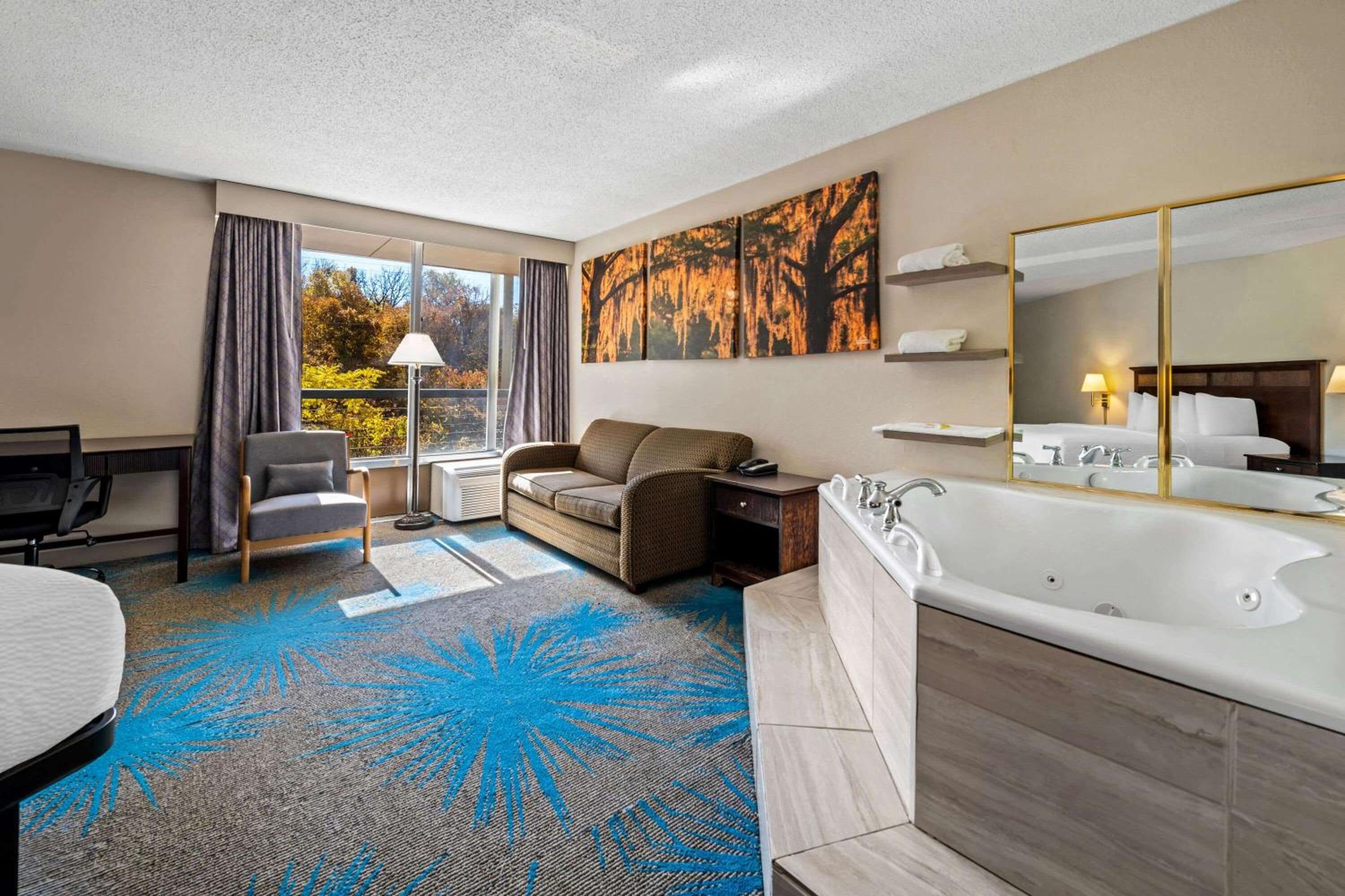King Suite - Photo 6