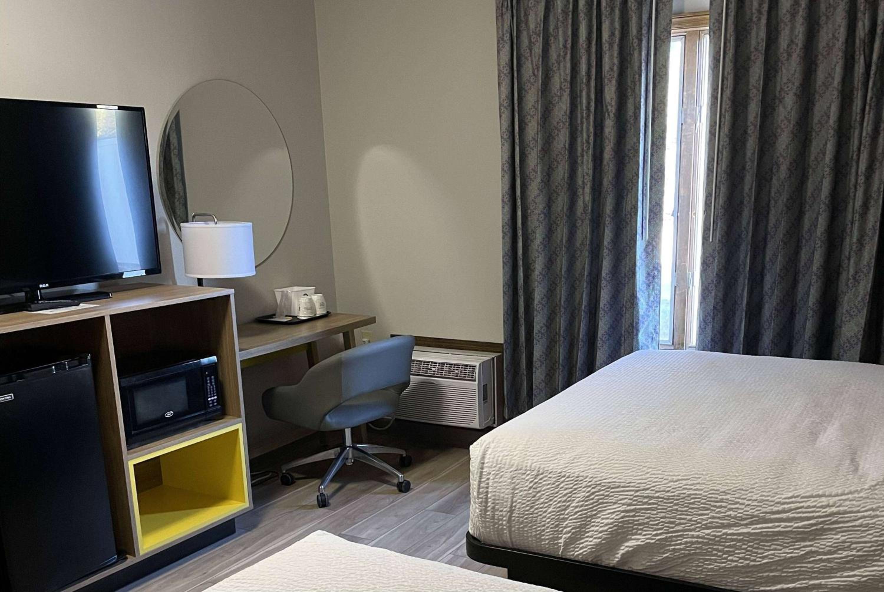 Queen Room with Two Queen Beds - Non-Smoking - Photo 1