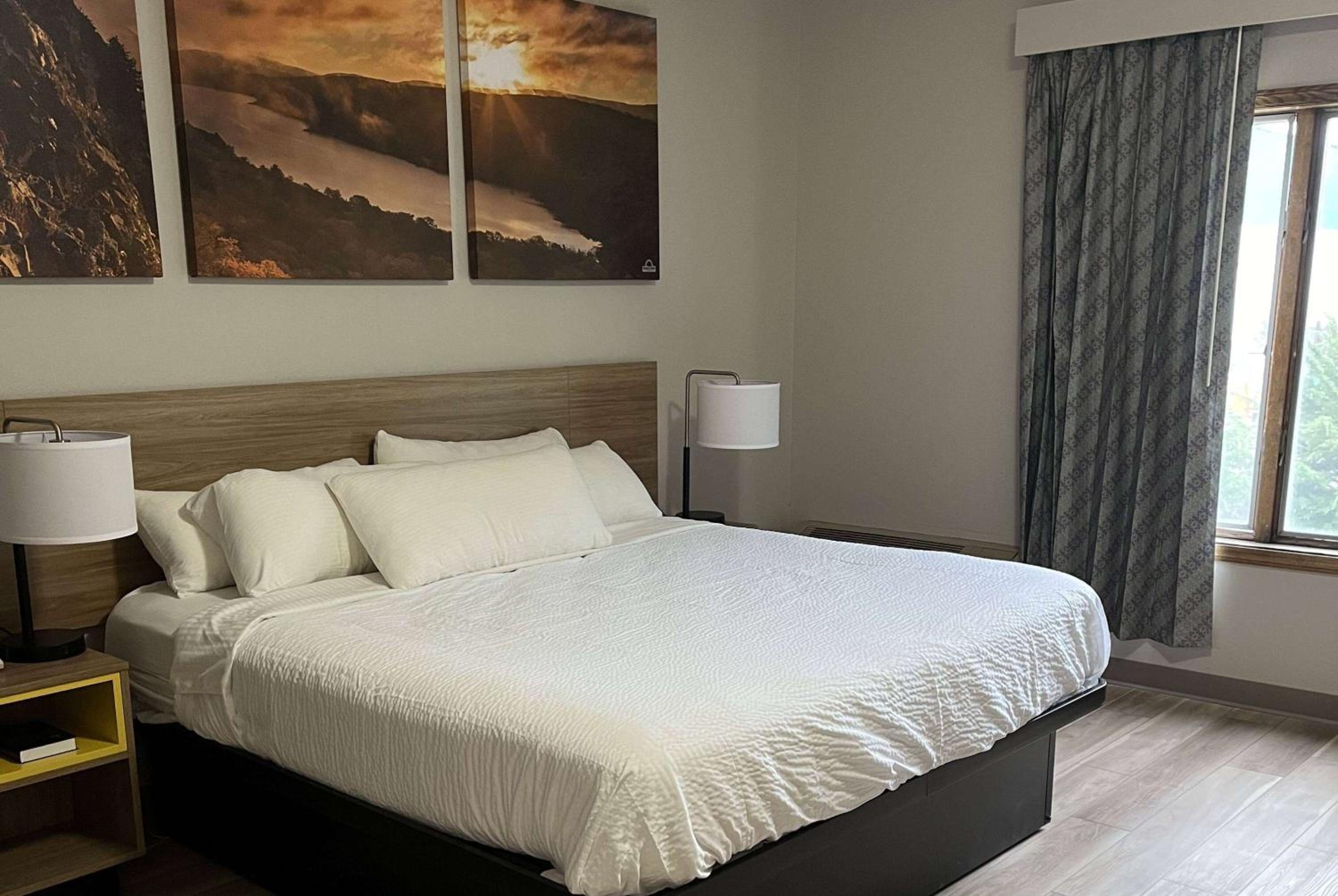 King Room - Non-Smoking - Photo 4