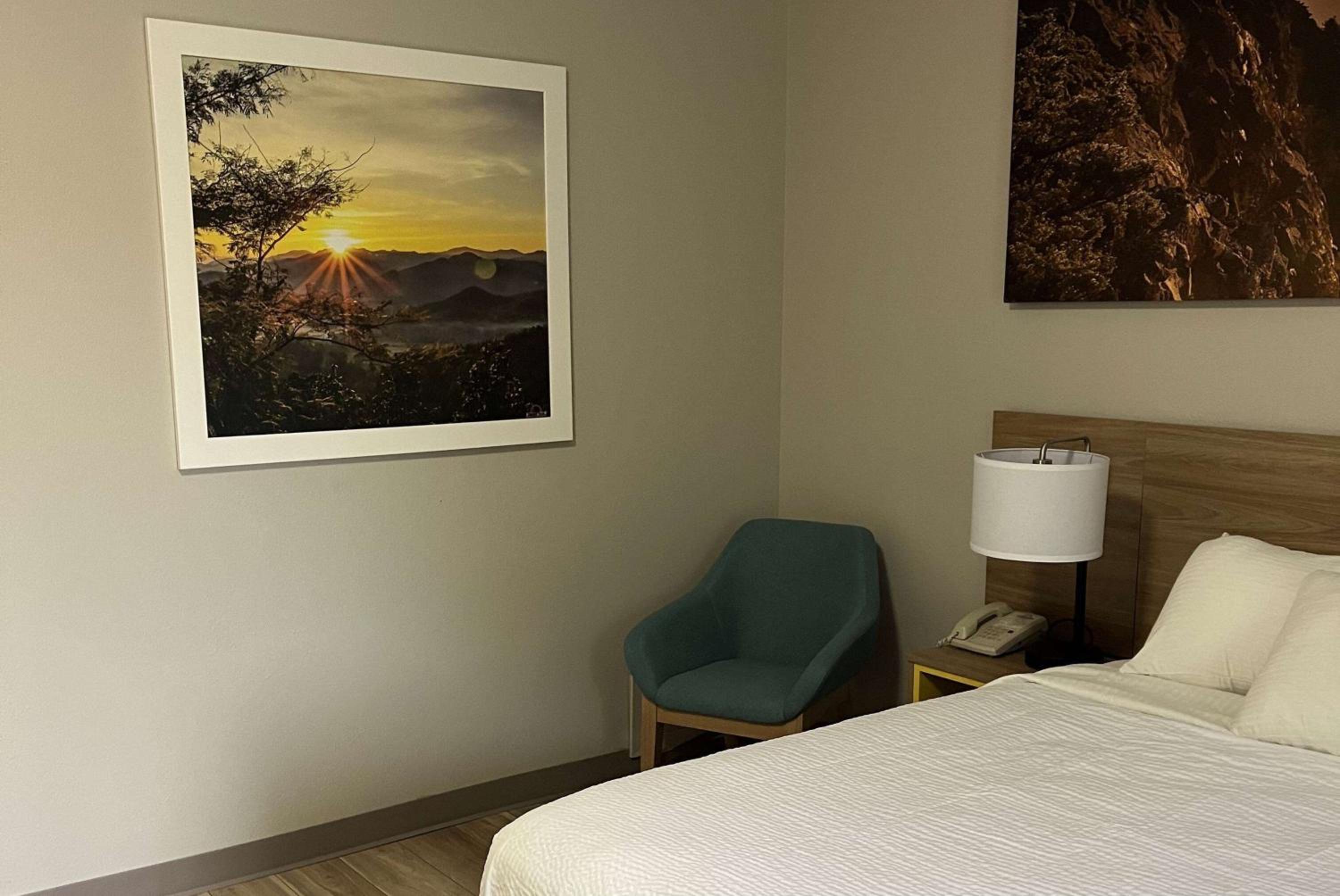 King Room - Non-Smoking - Photo 6