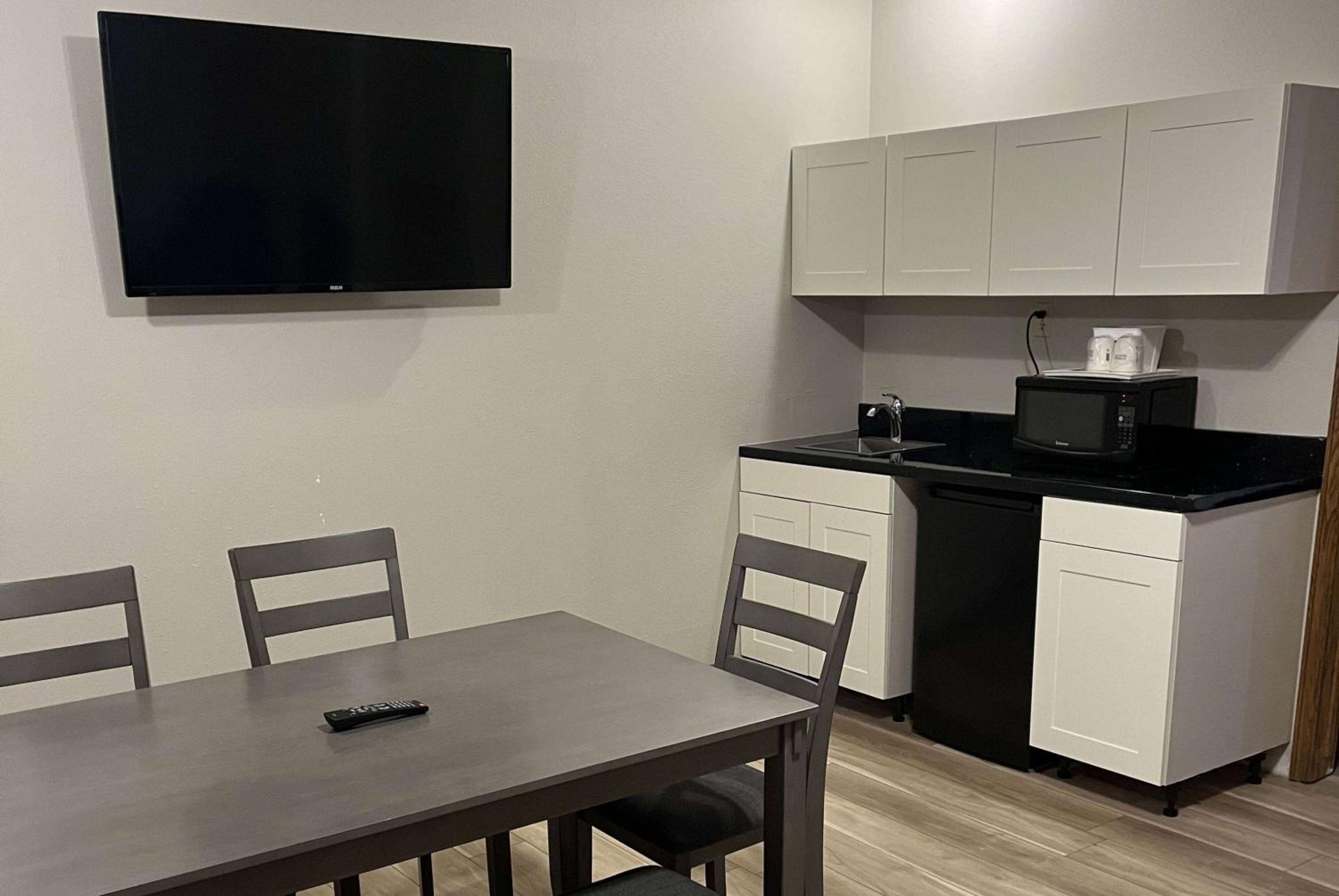 One-Bedroom King Suite - Non-Smoking - Photo 2