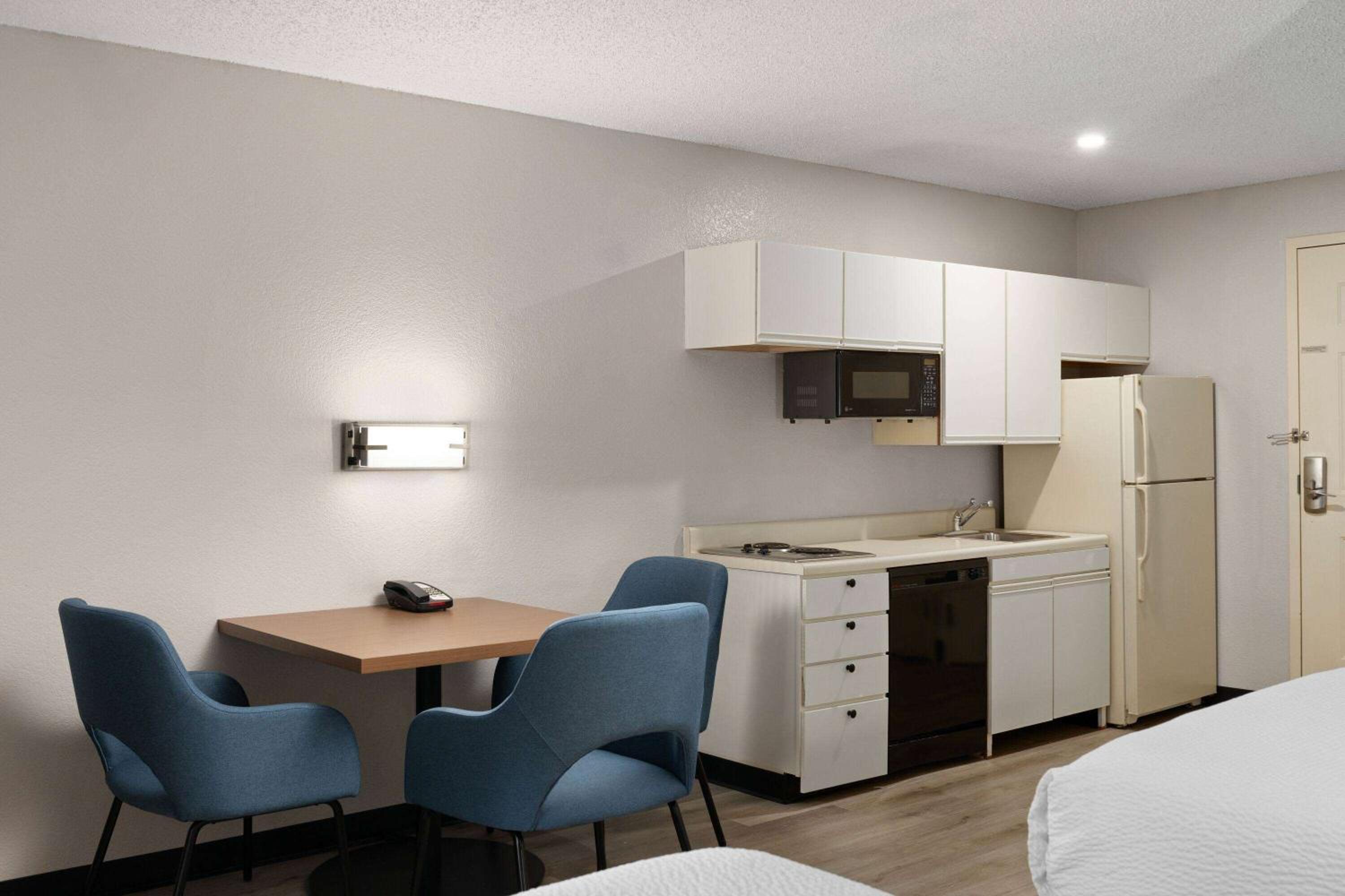 Deluxe Double Room with Two Double Beds - Disability Access - Non-Smoking - Photo 4