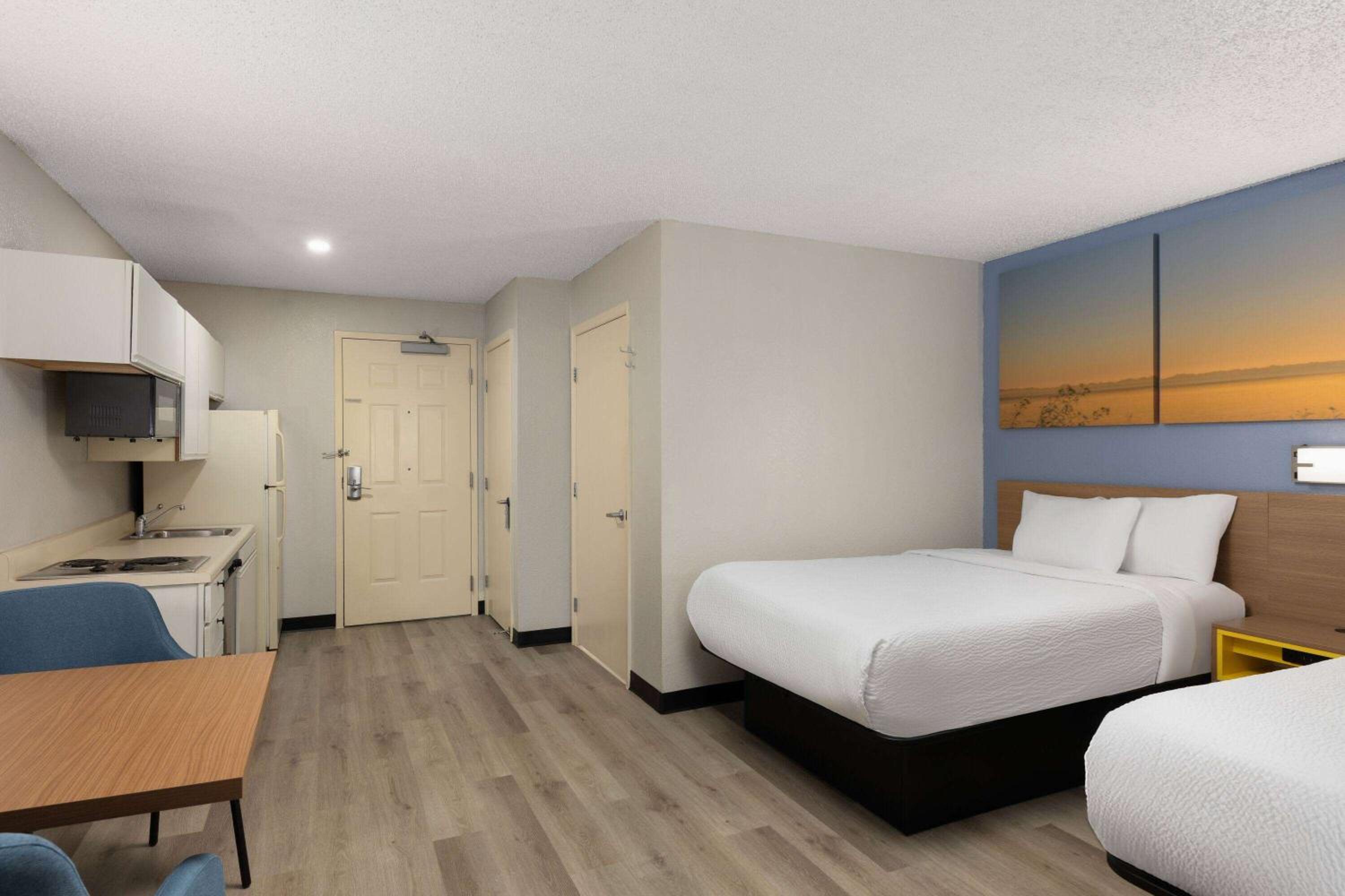 Deluxe Double Room with Two Double Beds - Disability Access - Non-Smoking - Photo 3