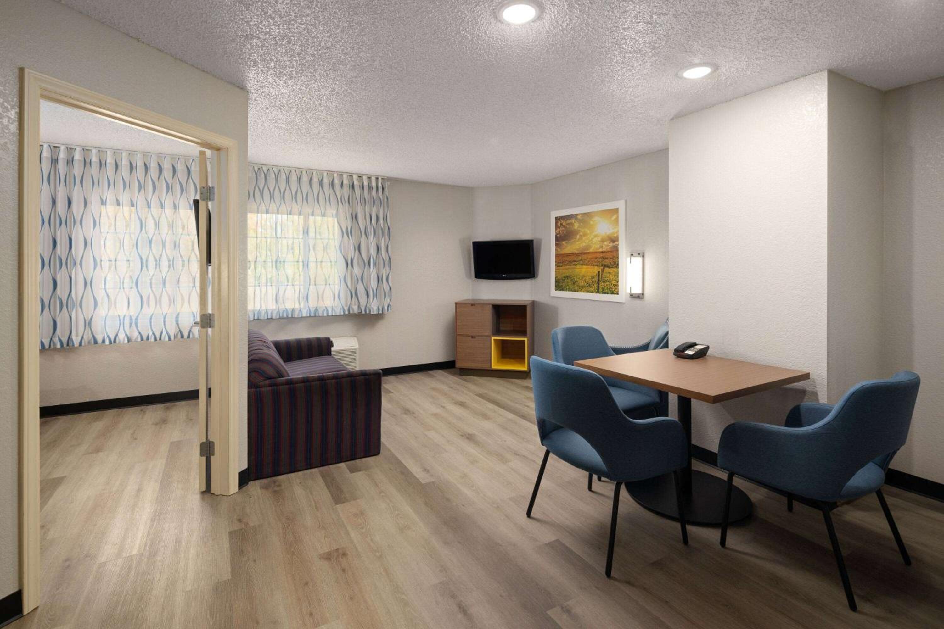 Queen Suite - Non-Smoking - Photo 4