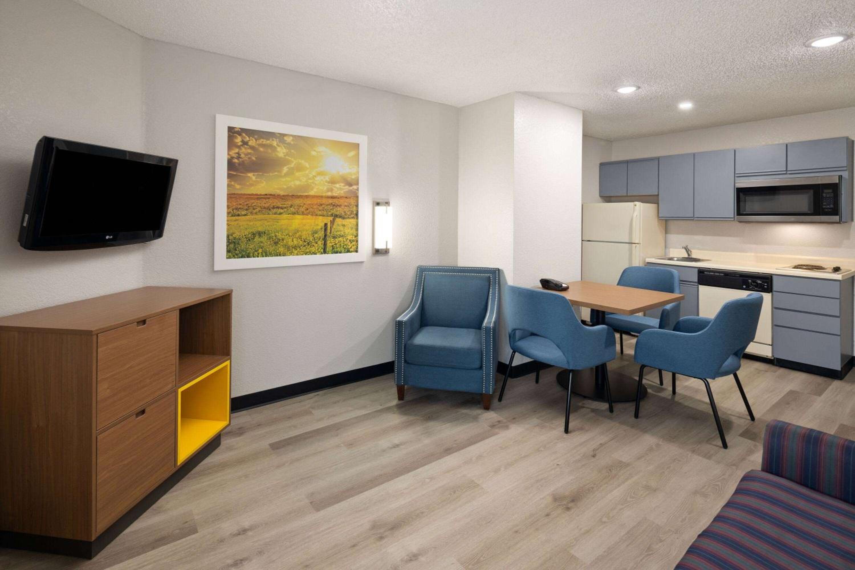 Queen Suite - Non-Smoking - Photo 3