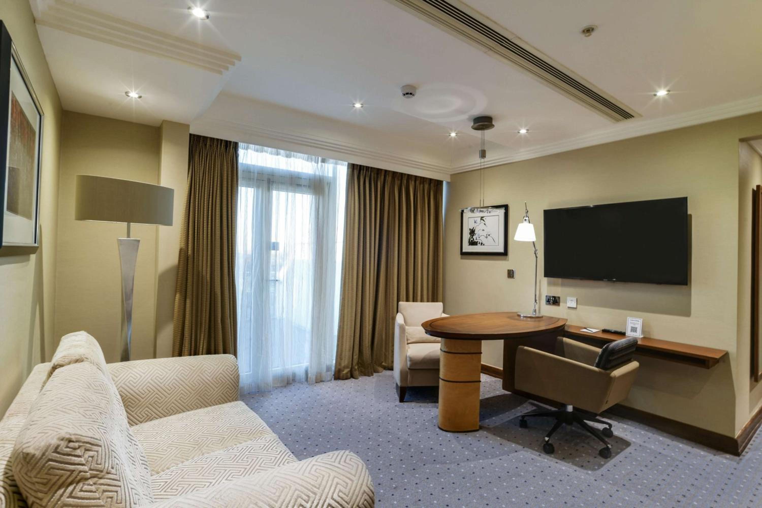 Executive Suite with Terrace thumbnail 5