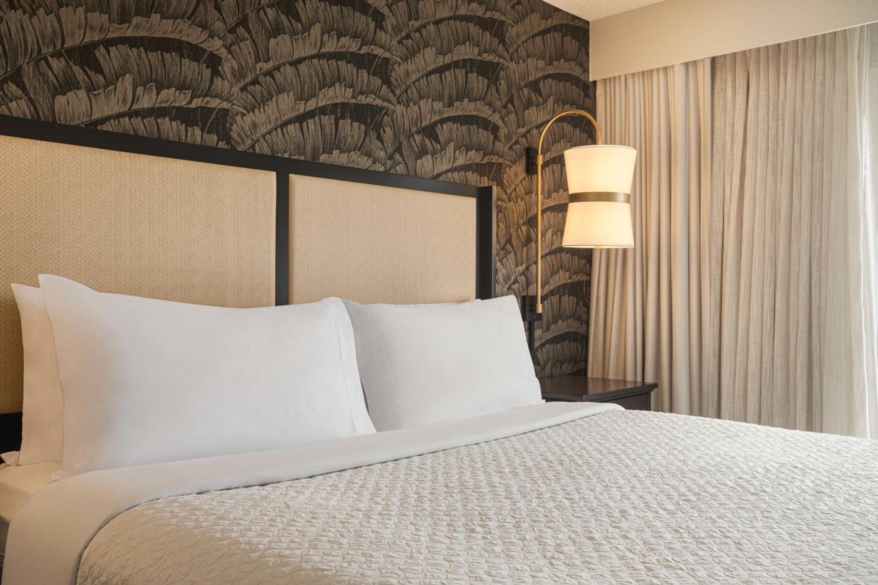 Two-Room King Suite - Non-Smoking - Photo 6