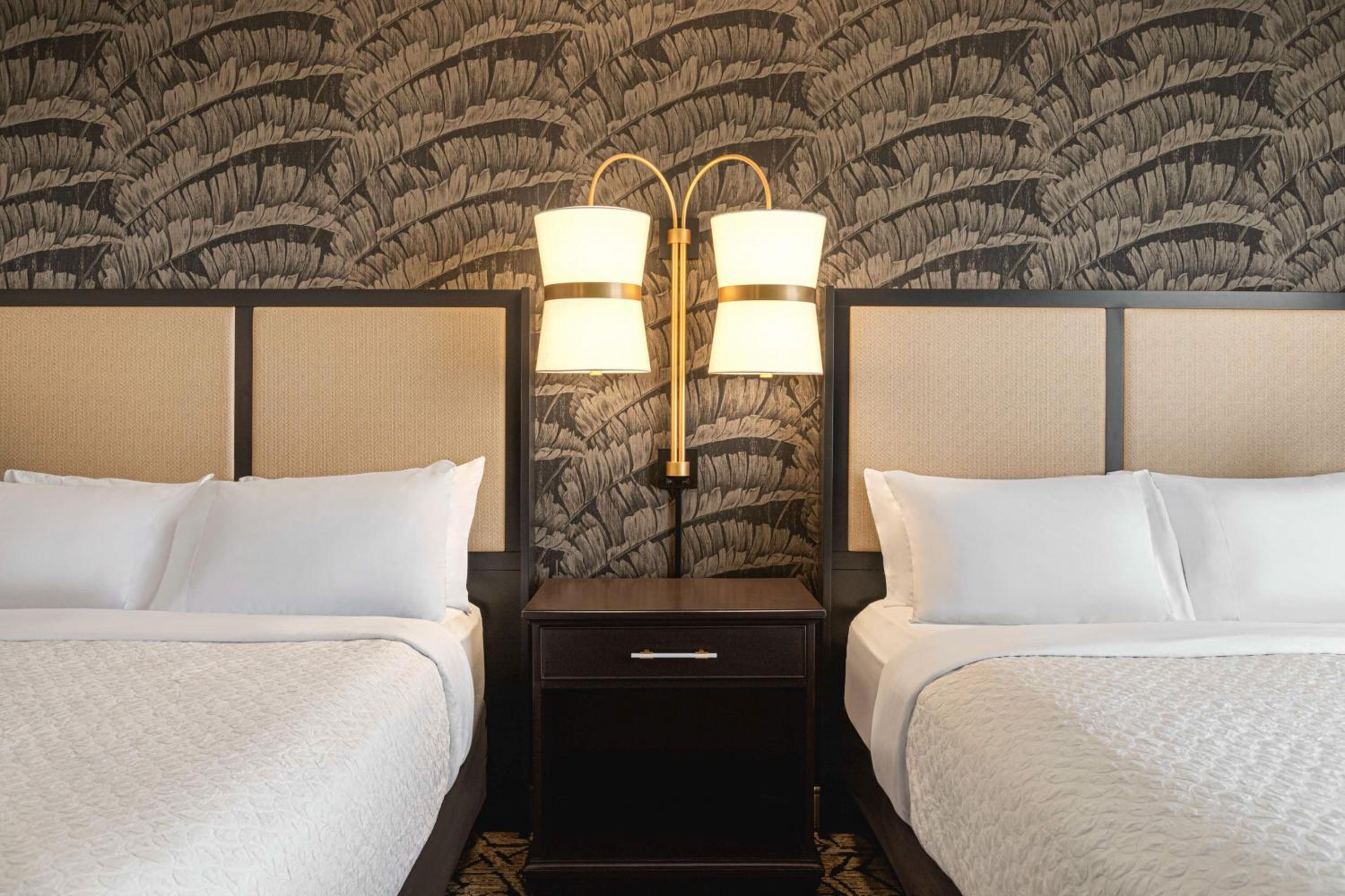 Suite With Two Double Beds - Non-Smoking - Photo 7
