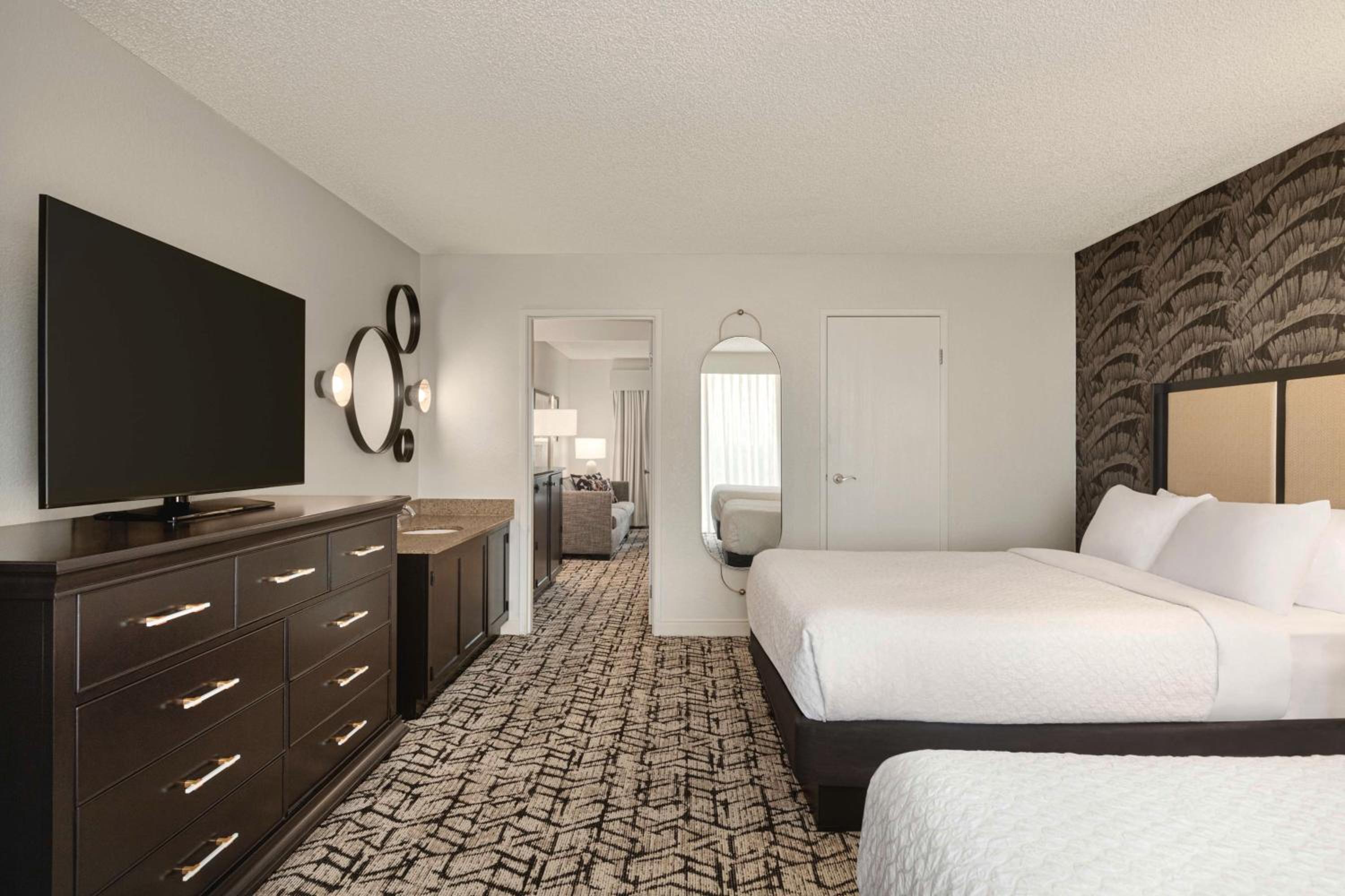 Queen Suite with Two Queen Beds - Photo 10