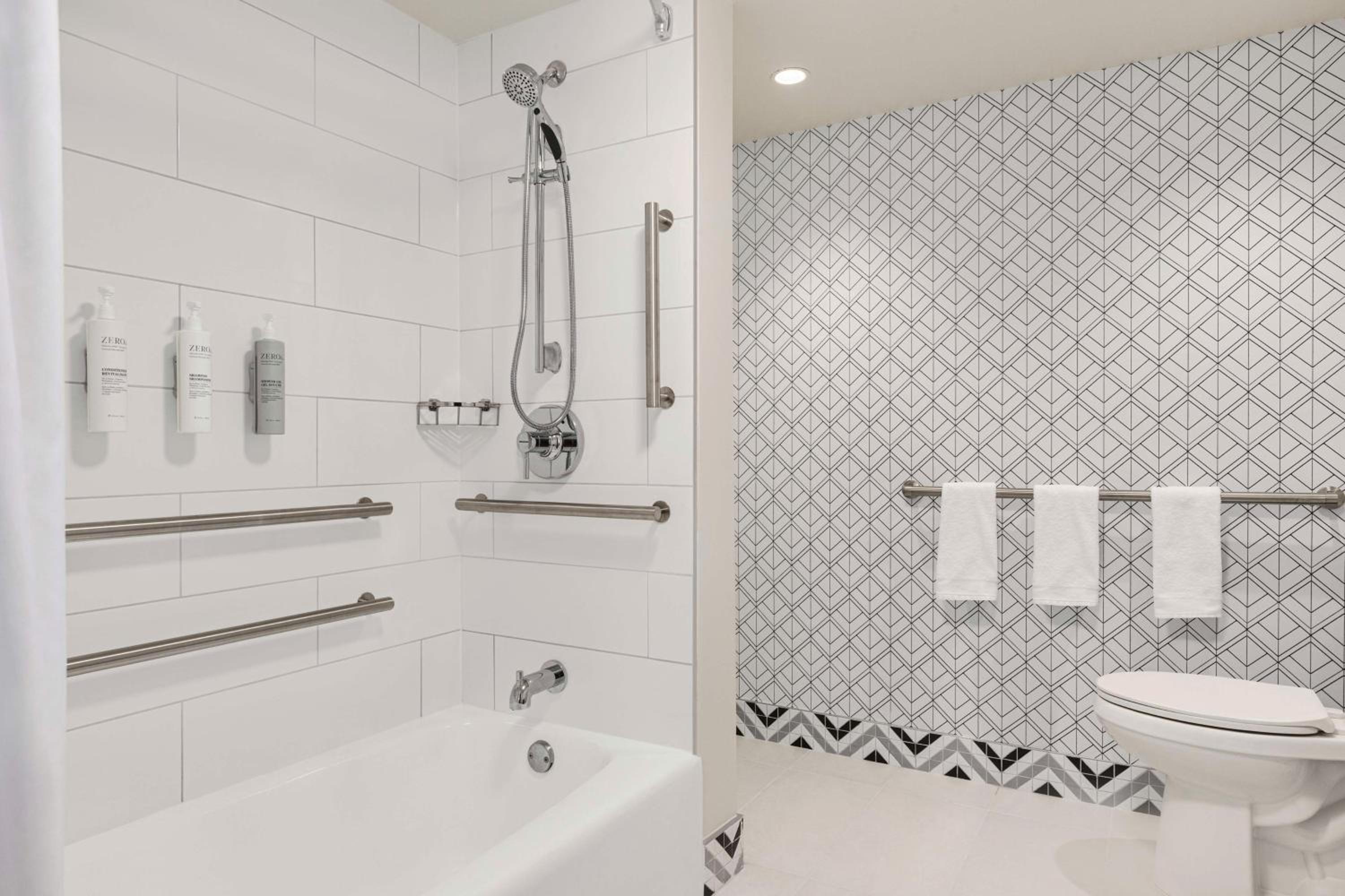 Premium King Suite - Mobility Access Tub - Photo 2