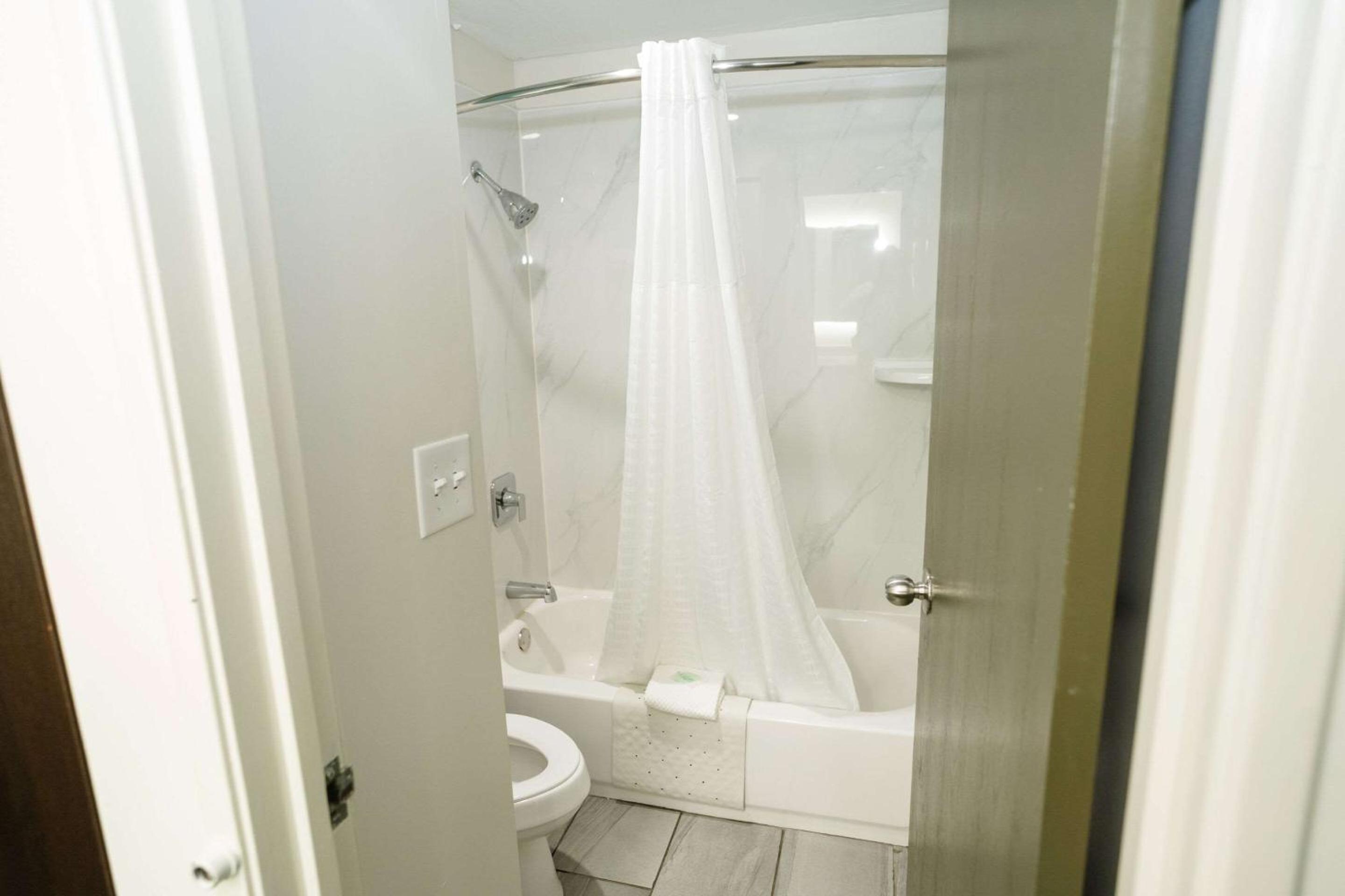 King Room - Non-Smoking - Photo 9