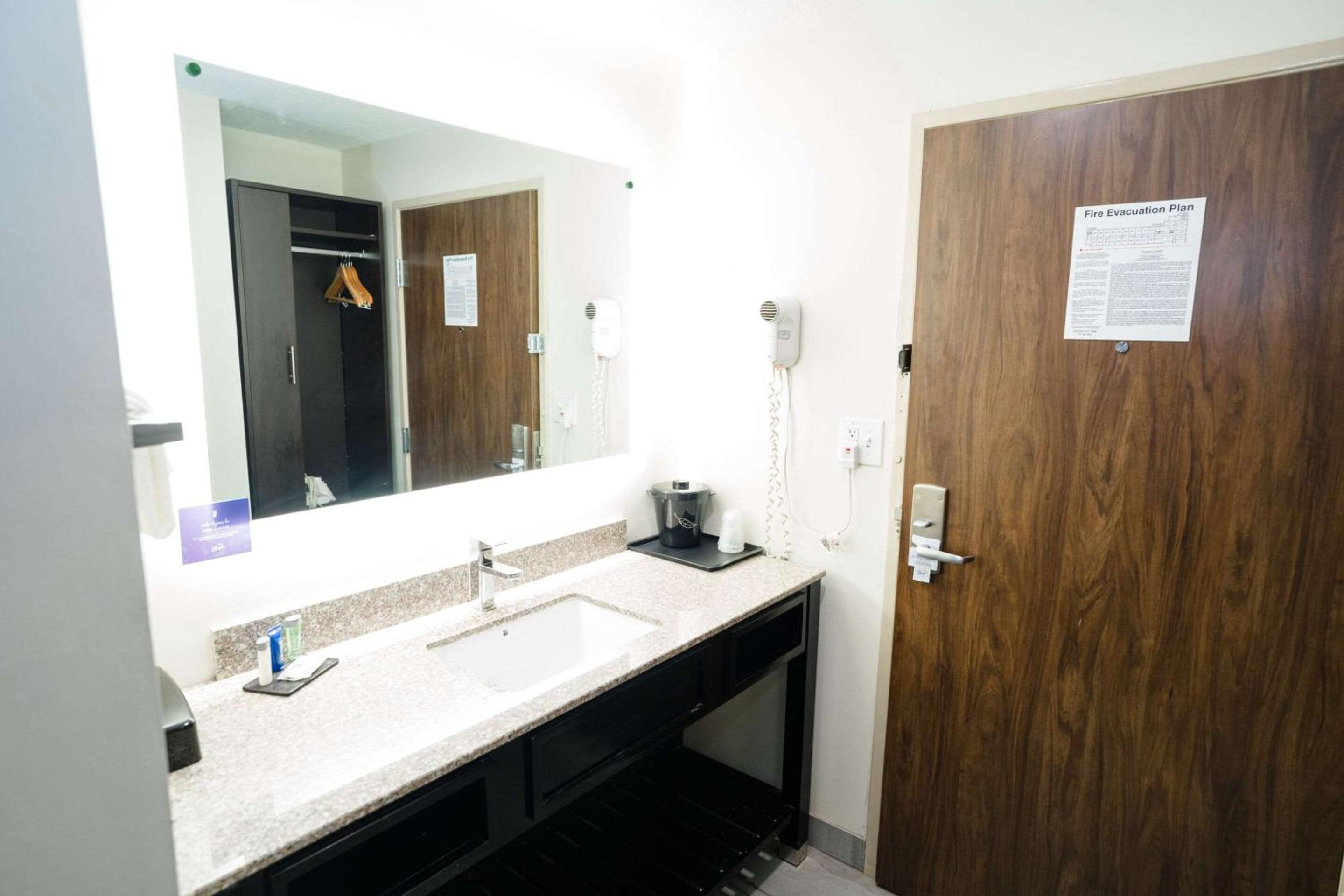 King Room - Non-Smoking - Photo 11