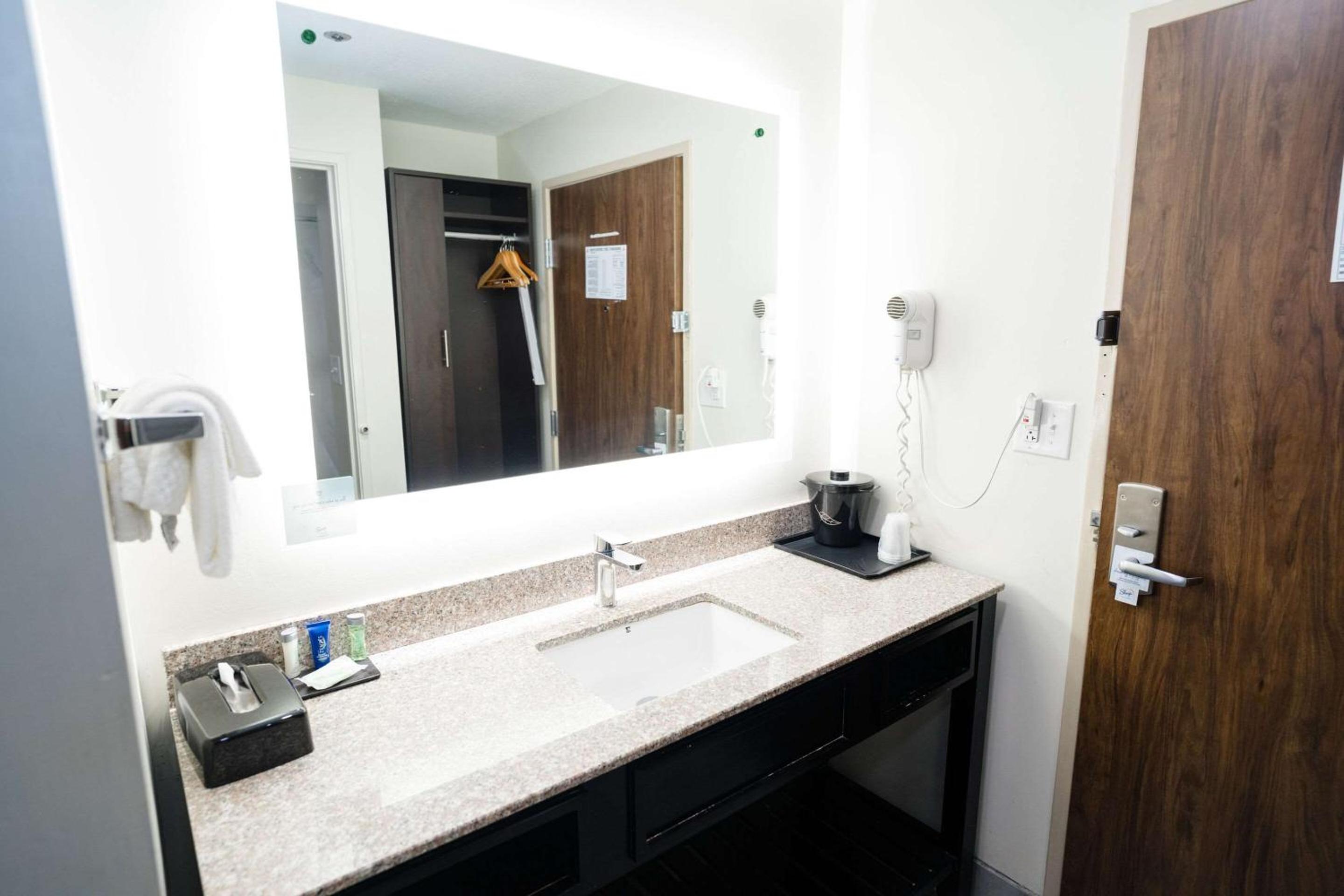King Room - Non-Smoking - Photo 14