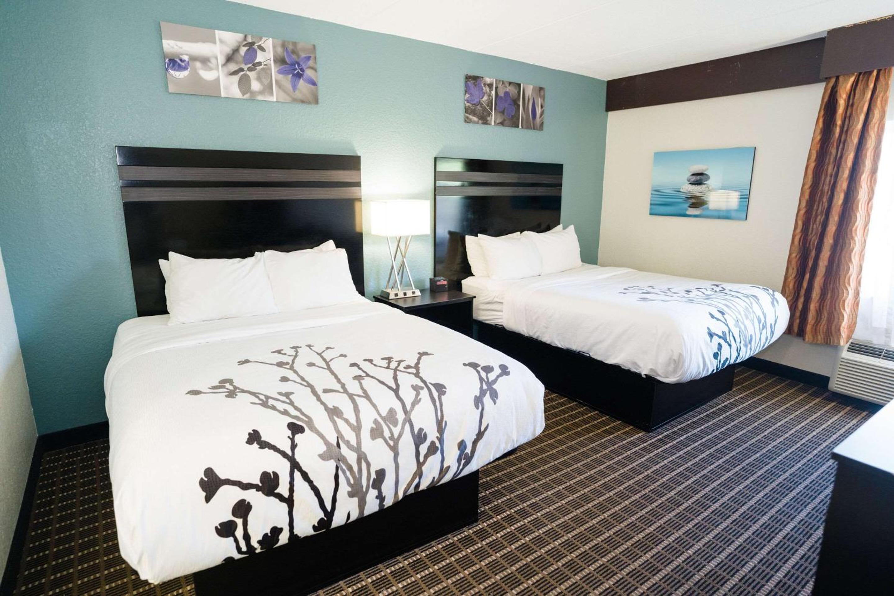 Queen Room with Two Queen Beds - Non-Smoking - Photo 21