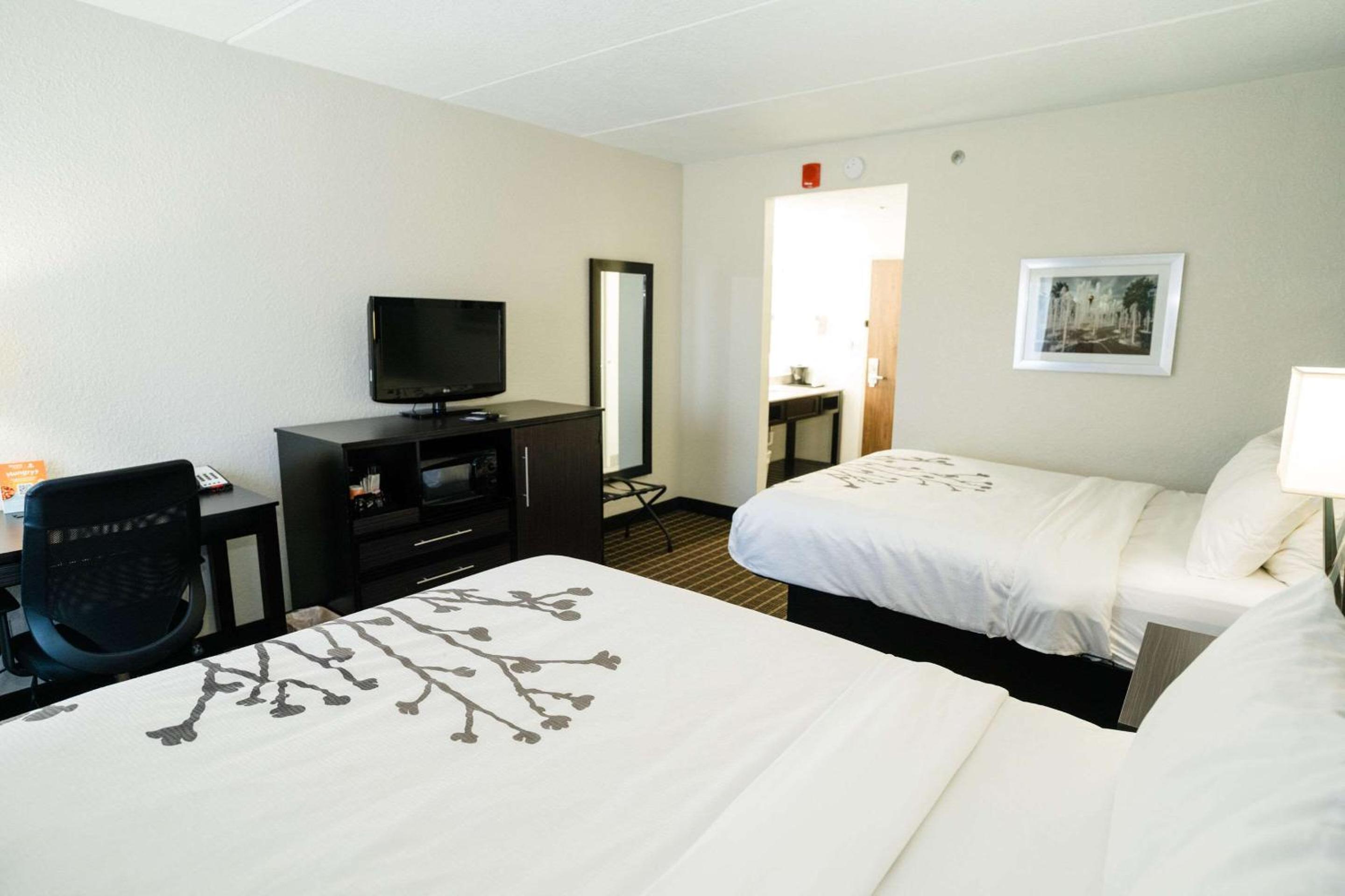 Queen Room with Two Queen Beds - Non-Smoking - Photo 22