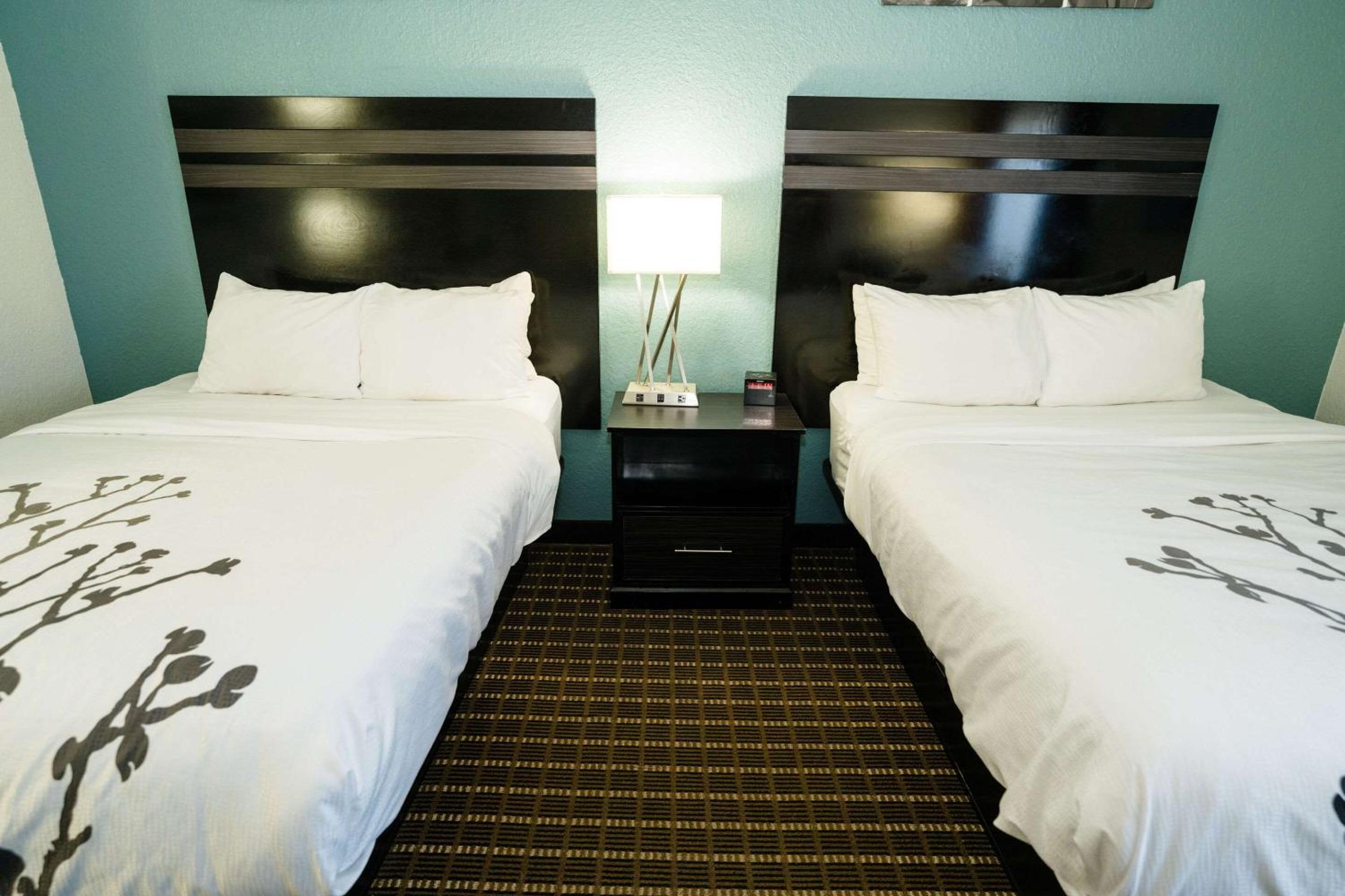 Queen Room with Two Queen Beds - Non-Smoking - Photo 23
