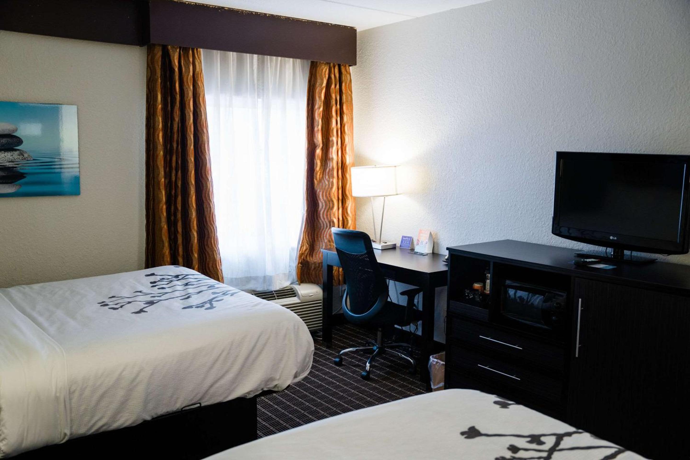 Queen Room with Two Queen Beds - Non-Smoking - Photo 16