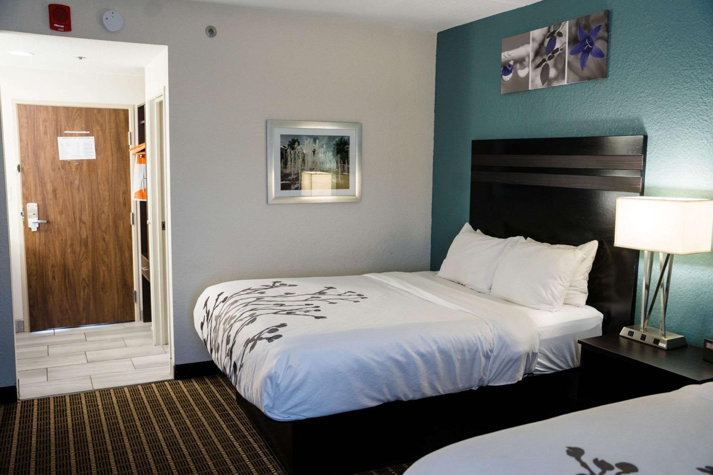 Queen Room with Two Queen Beds - Non-Smoking - Photo 7