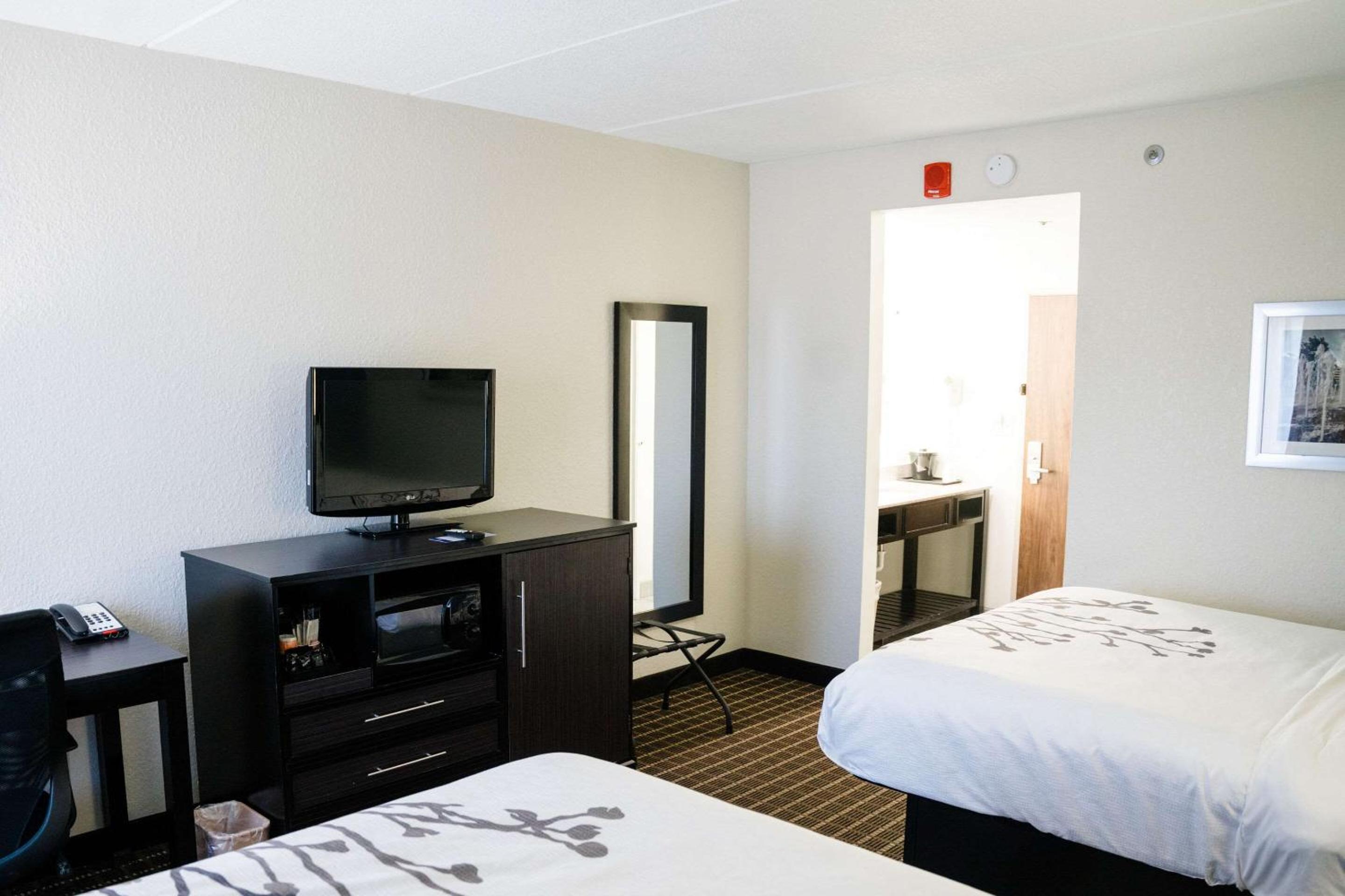 Queen Room with Two Queen Beds - Non-Smoking - Photo 5