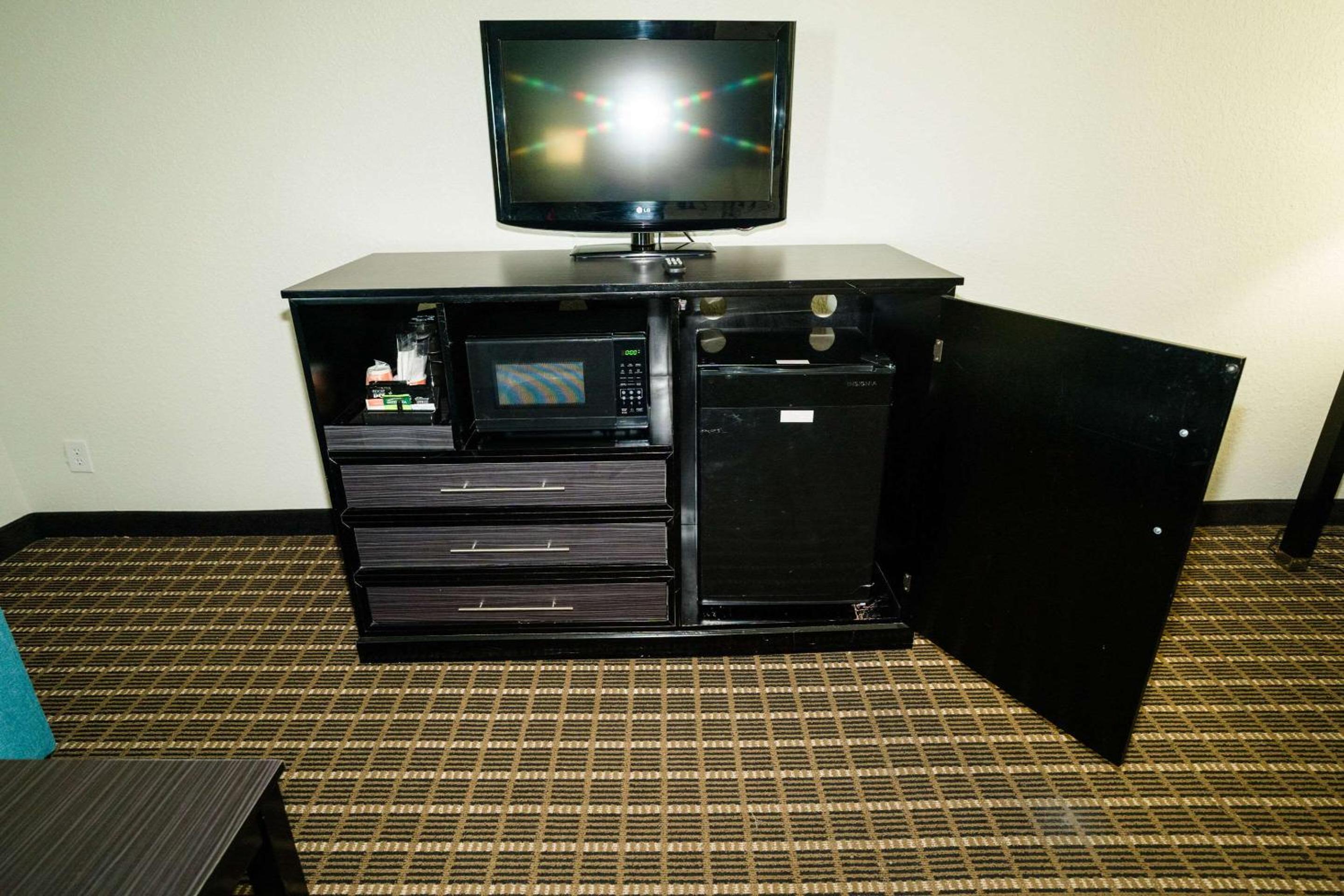 King Suite - Non-Smoking - Photo 10