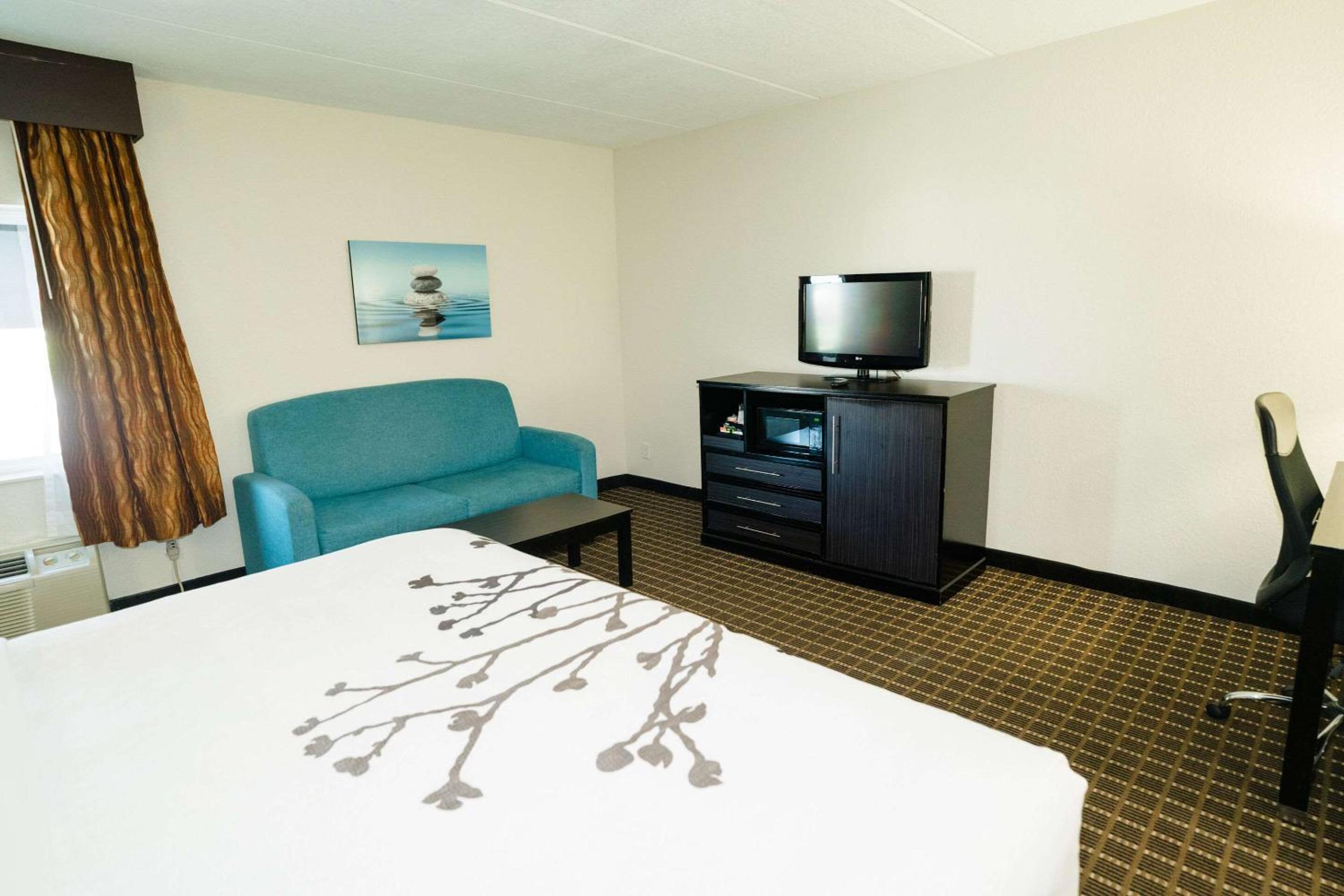 King Suite - Non-Smoking - Photo 2