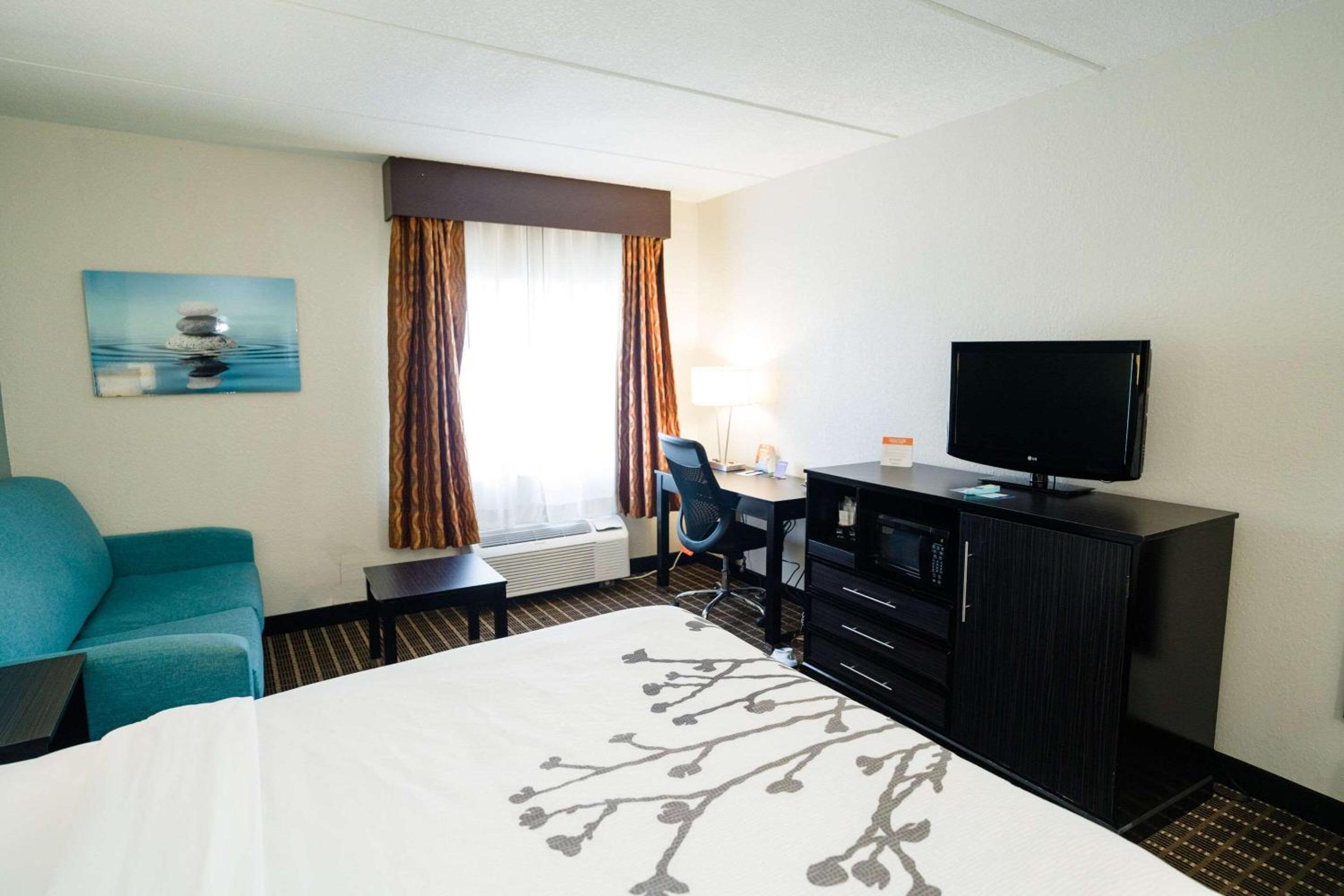 Queen Suite with Sofa Bed - Non Smoking - Photo 2