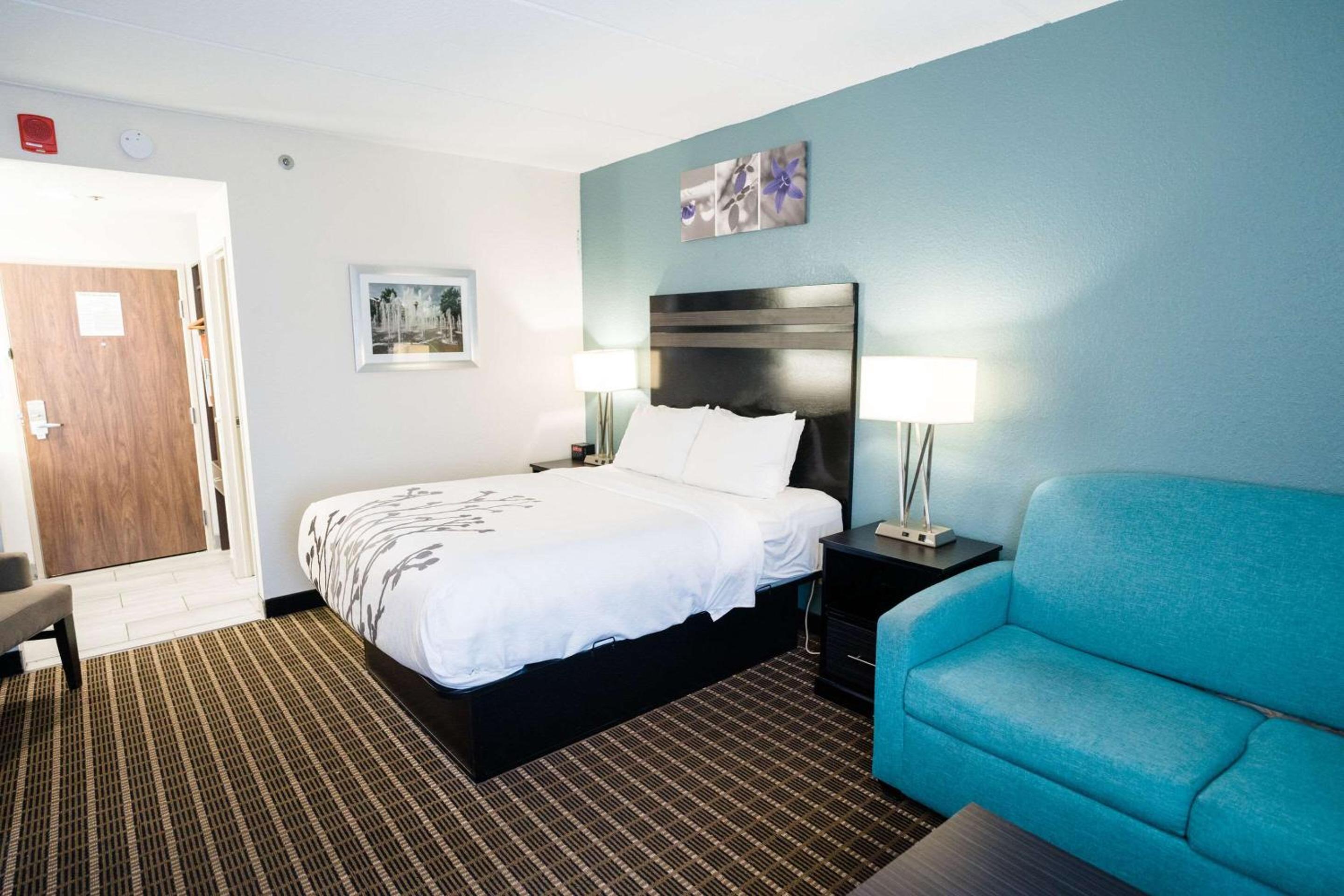 Queen Suite with Sofa Bed - Non Smoking - Photo 5