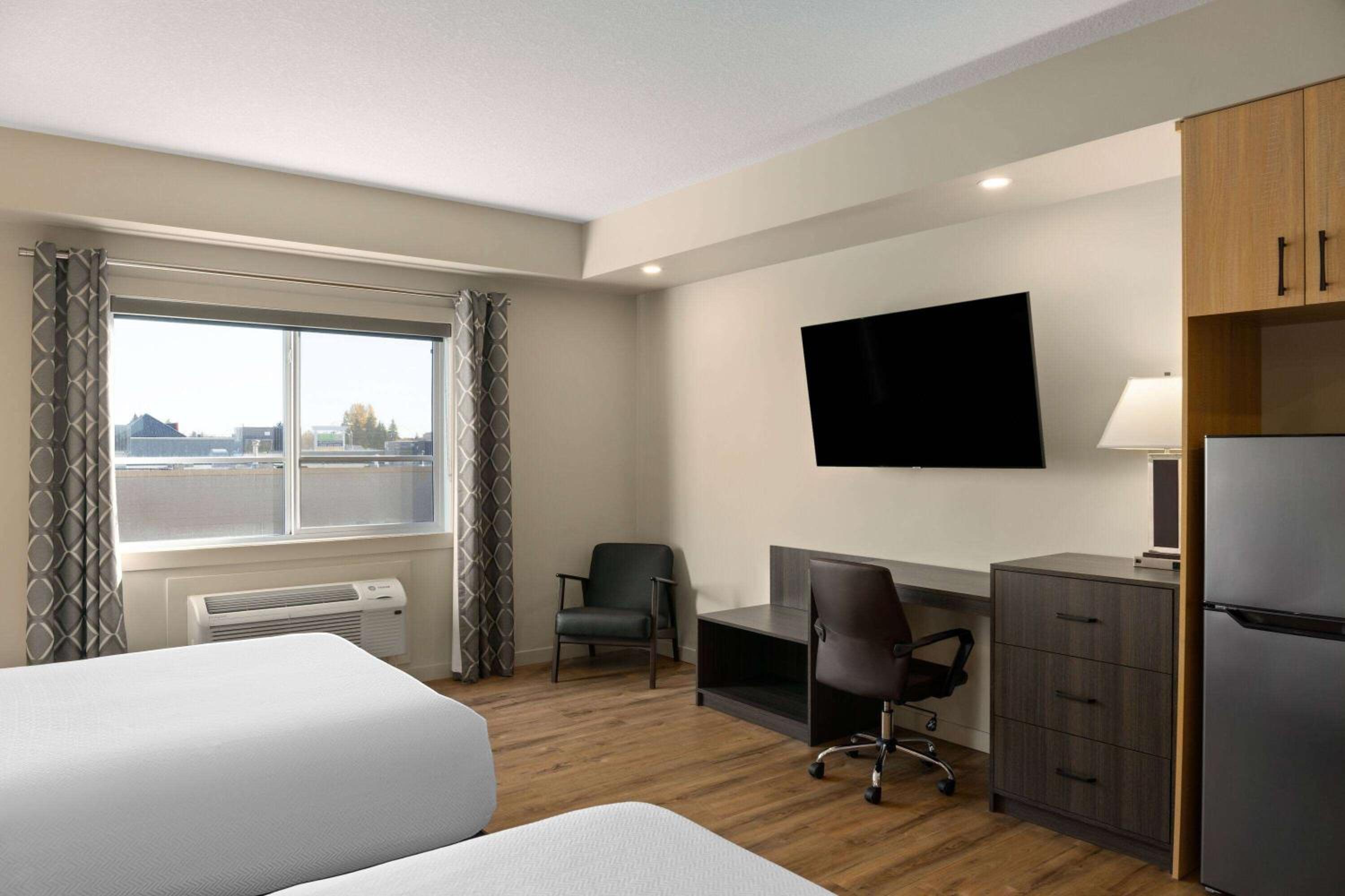 Queen Room with Two Queen Beds, Mobility Access and Roll-In shower, Non-Smoking photo 2