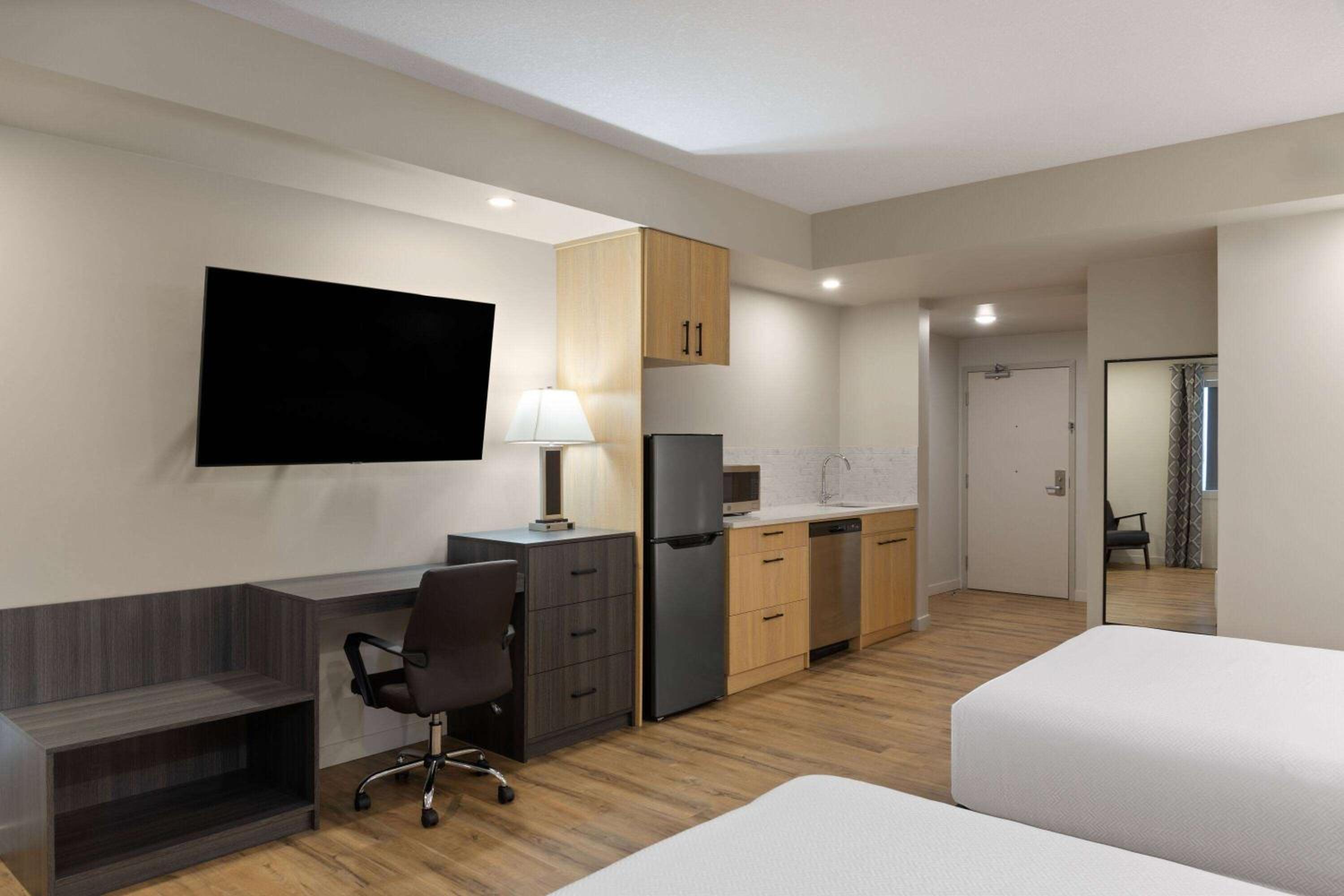 Queen Room with Two Queen Beds, Mobility Access and Roll-In shower, Non-Smoking photo 3