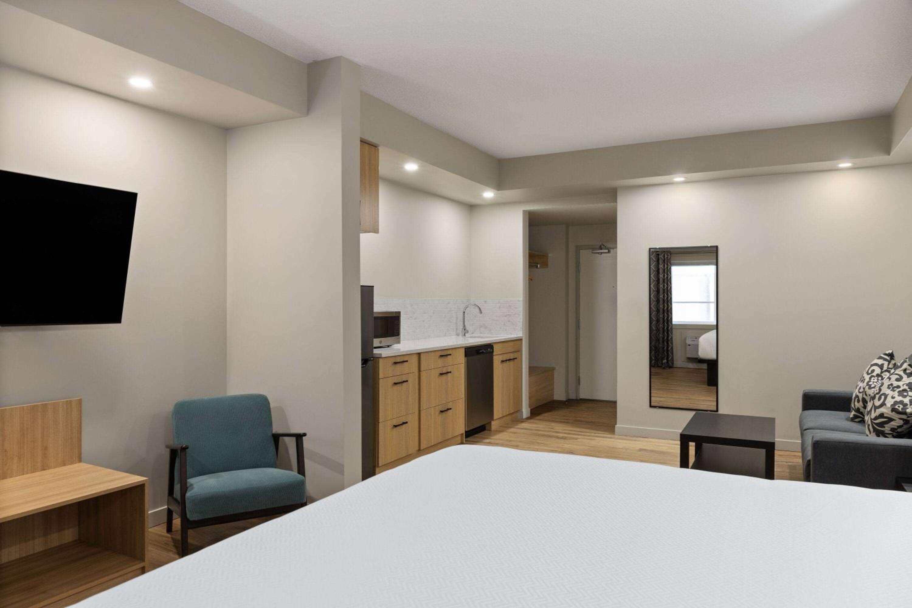 Deluxe King Room - Non-Smoking photo 2