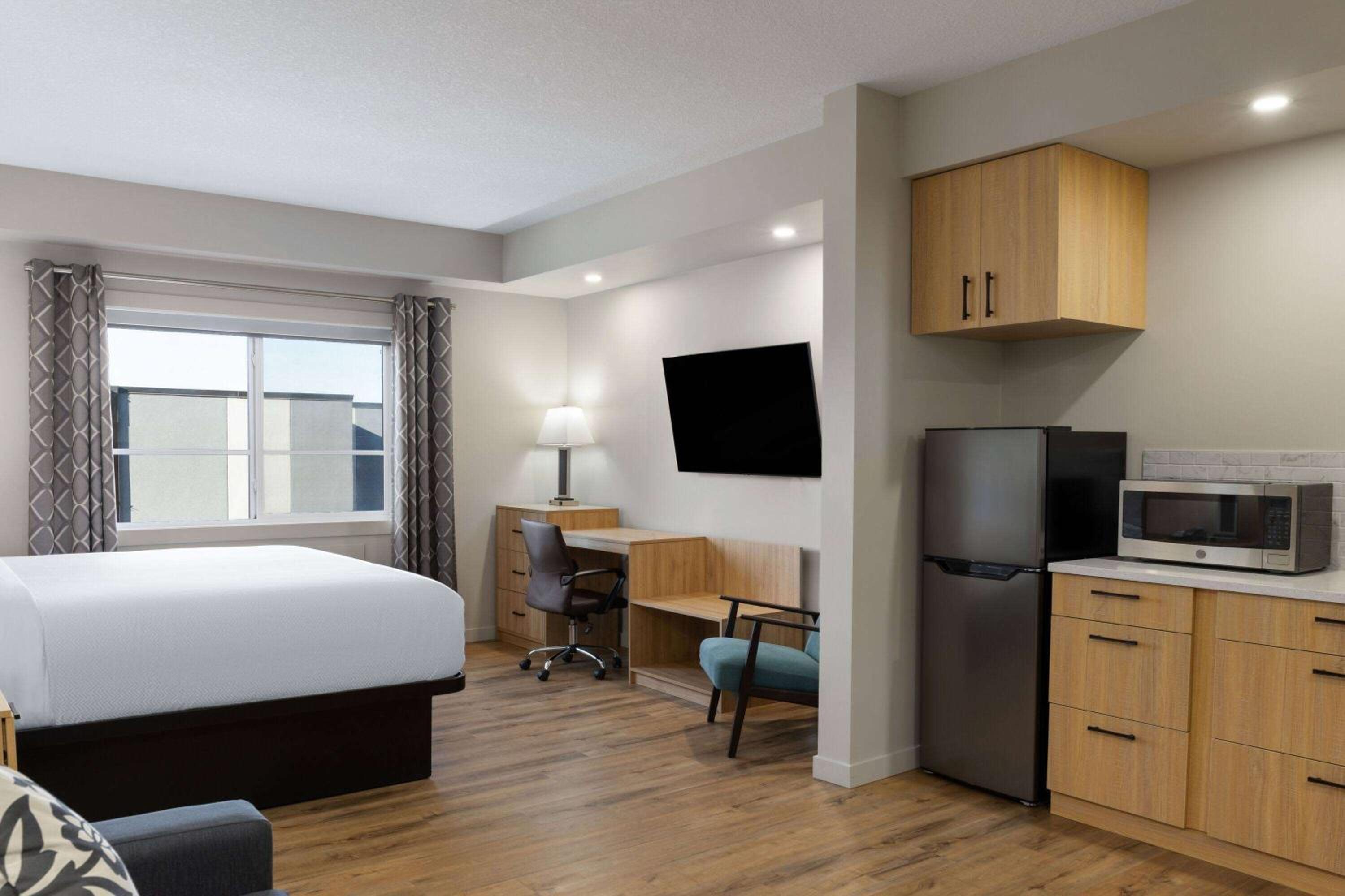 Two-Bedroom Suite with One Queen and One Double Beds - Non-Smoking photo 1