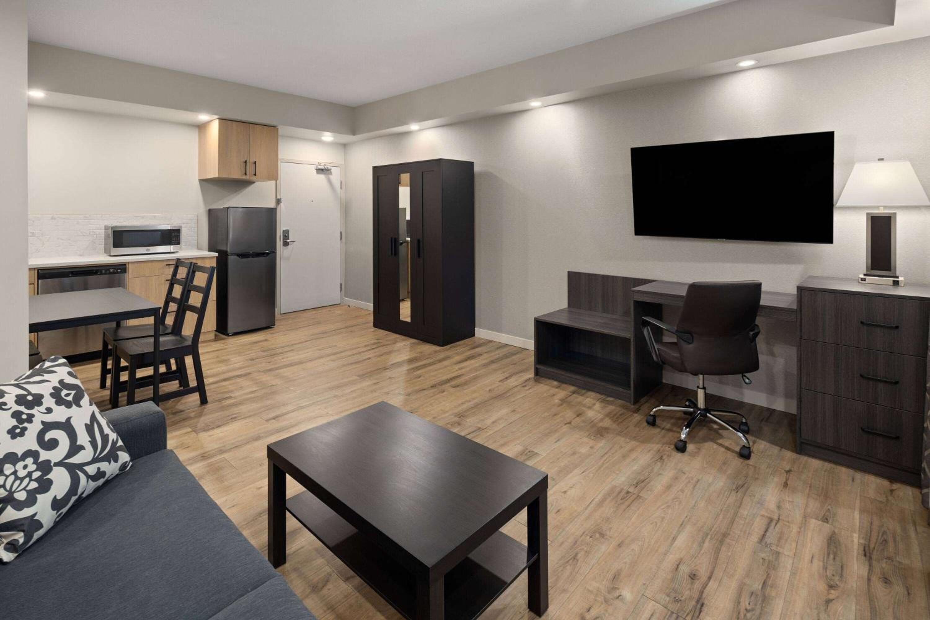 Two-Bedroom Suite with Two Queen Beds - Non-Smoking photo 2