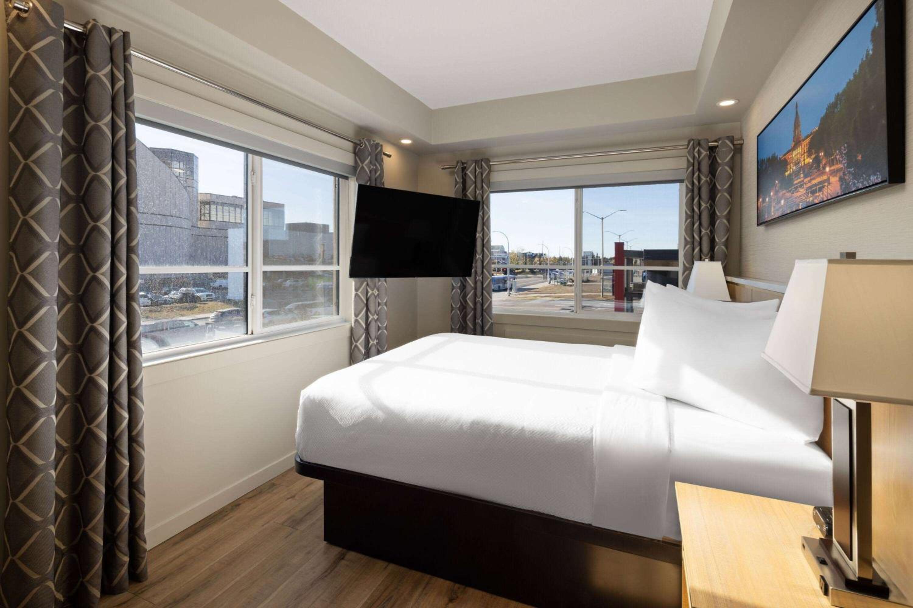 Two-Bedroom Suite with Two Queen Beds - Non-Smoking photo 3