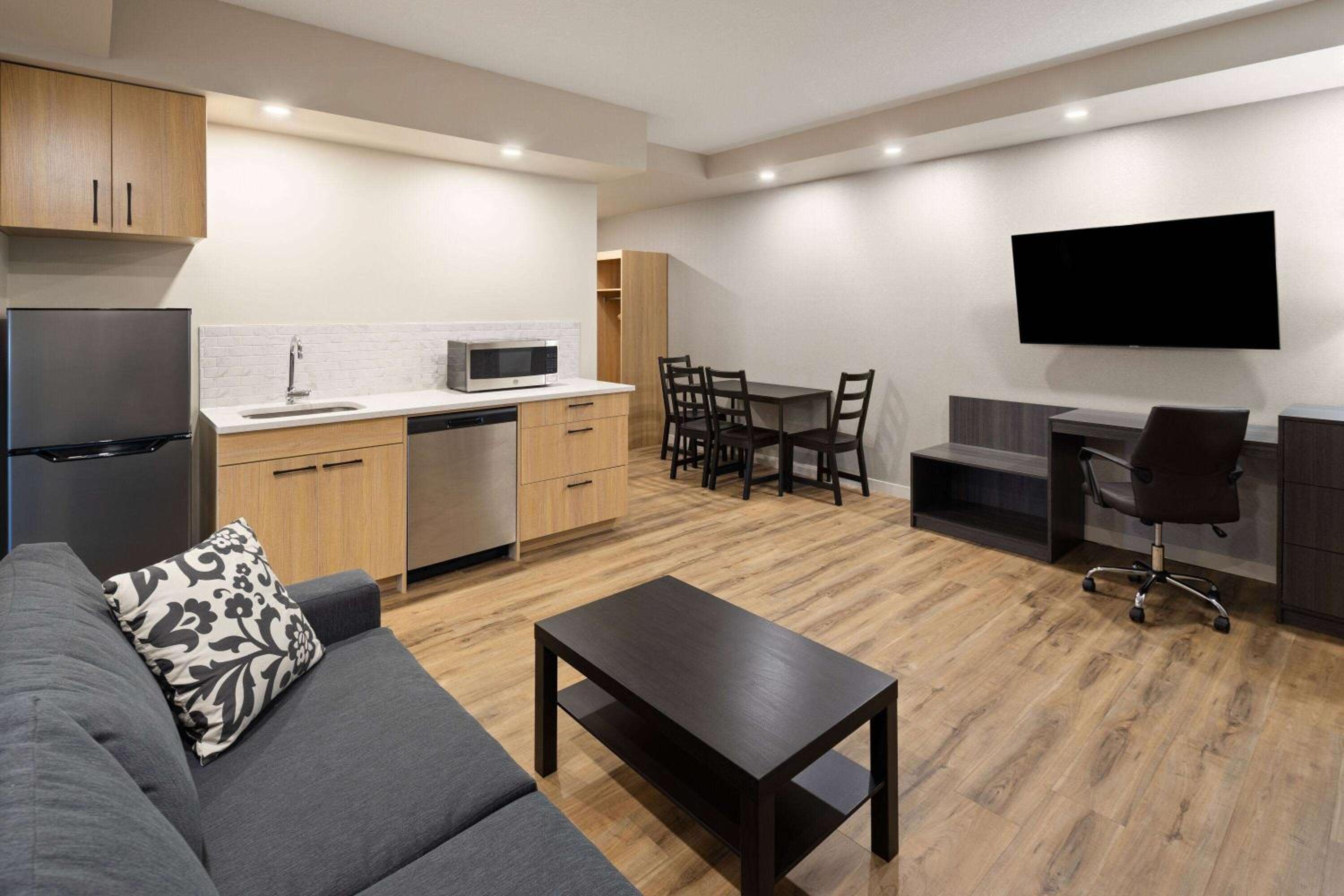 Two-Bedroom Suite with King and Queen Bed - Non-Smoking photo 1