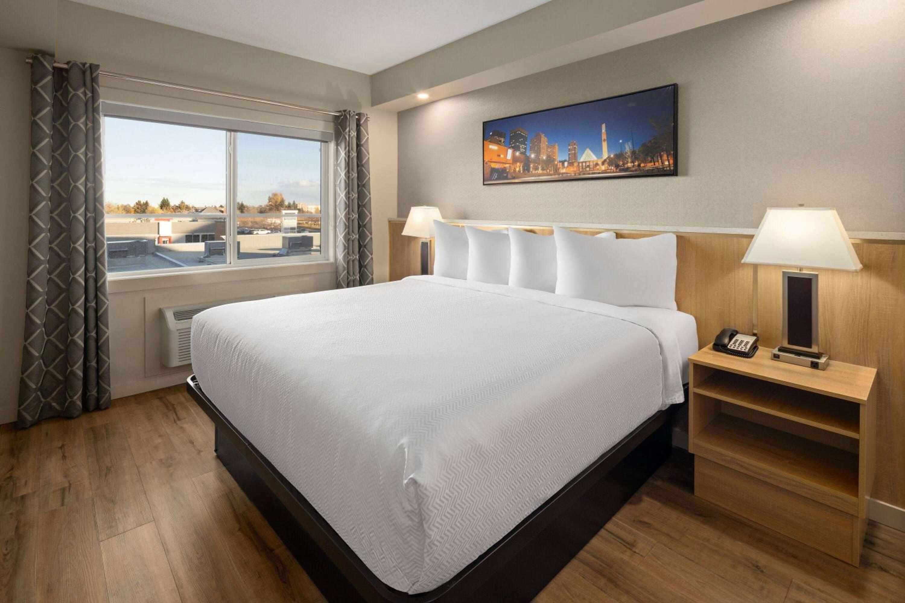 Two-Bedroom Suite with King and Queen Bed - Non-Smoking photo 3
