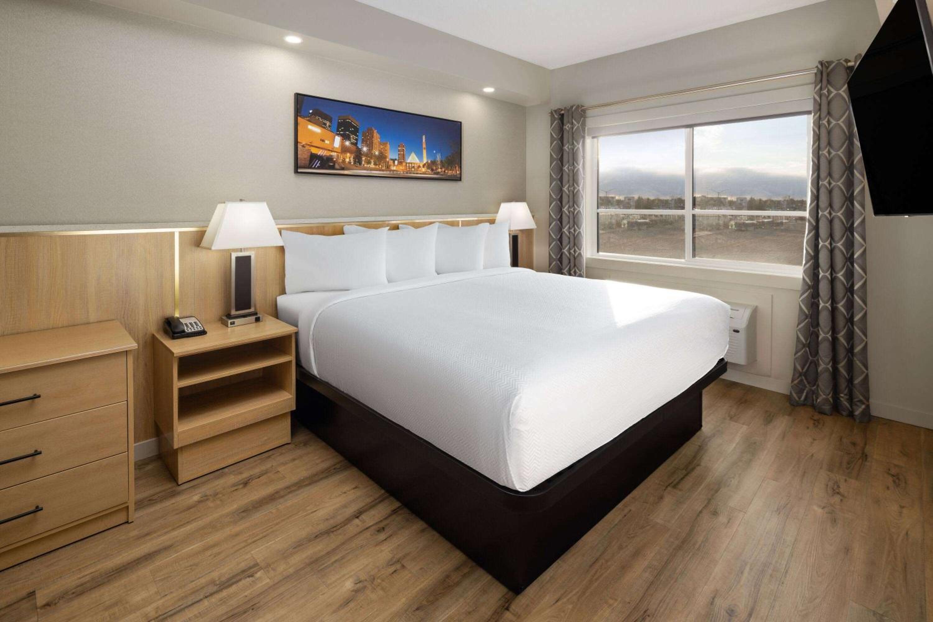 Two-Bedroom Suite with Two King Beds - Non-Smoking photo 3