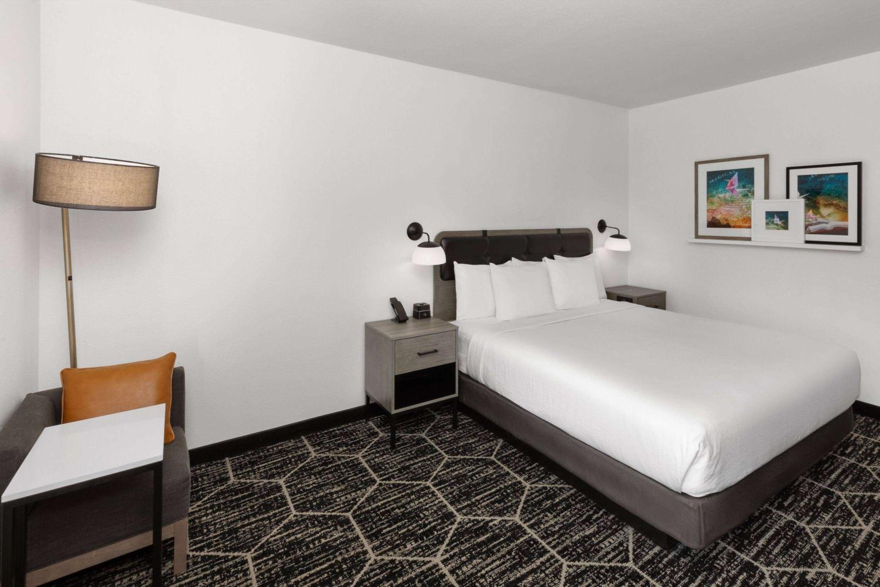 King Room - Non-Smoking - Photo 2