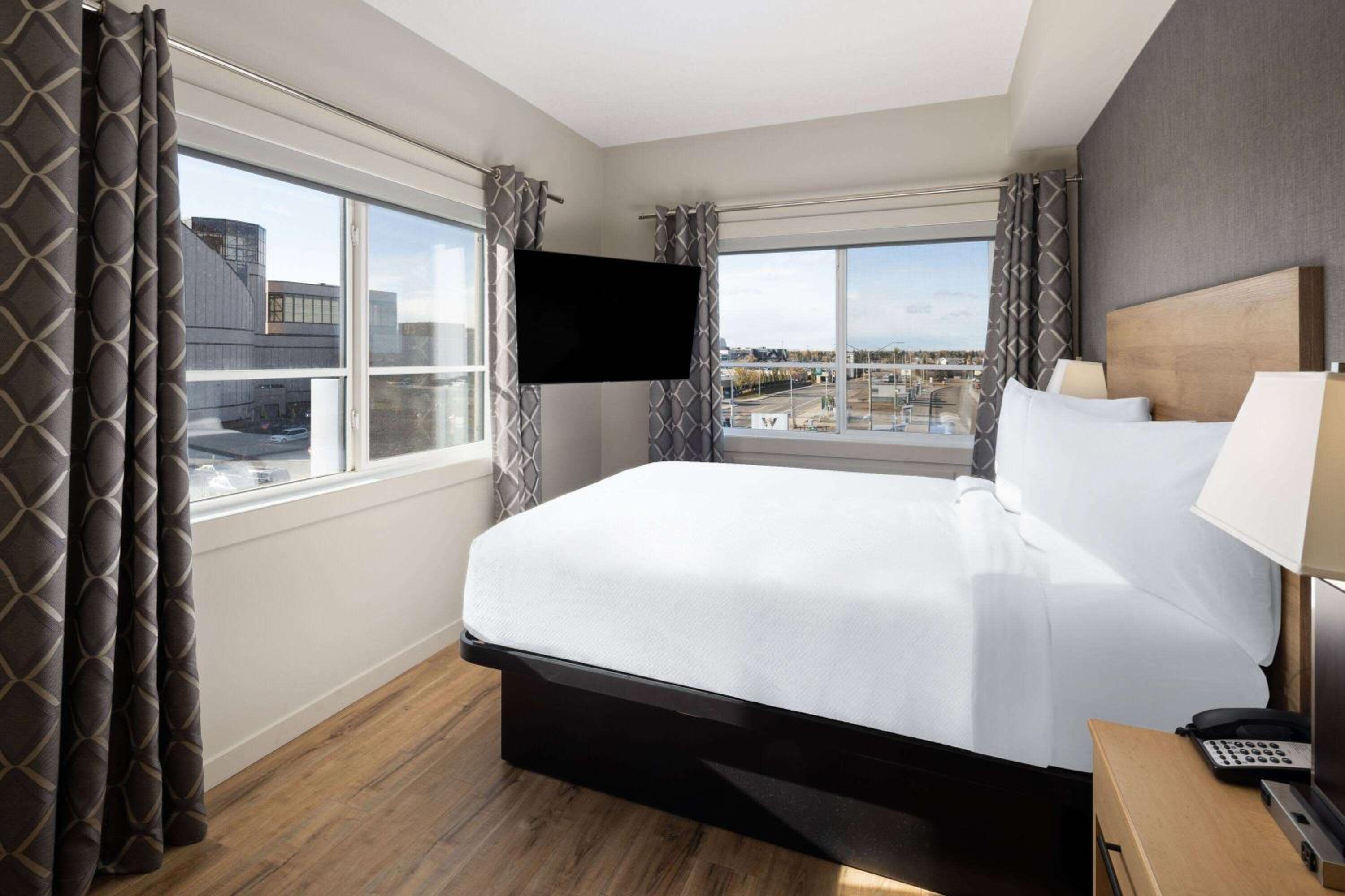 Two-Bedroom Loft Suite with Three Queen Beds - Non-Smoking photo 2