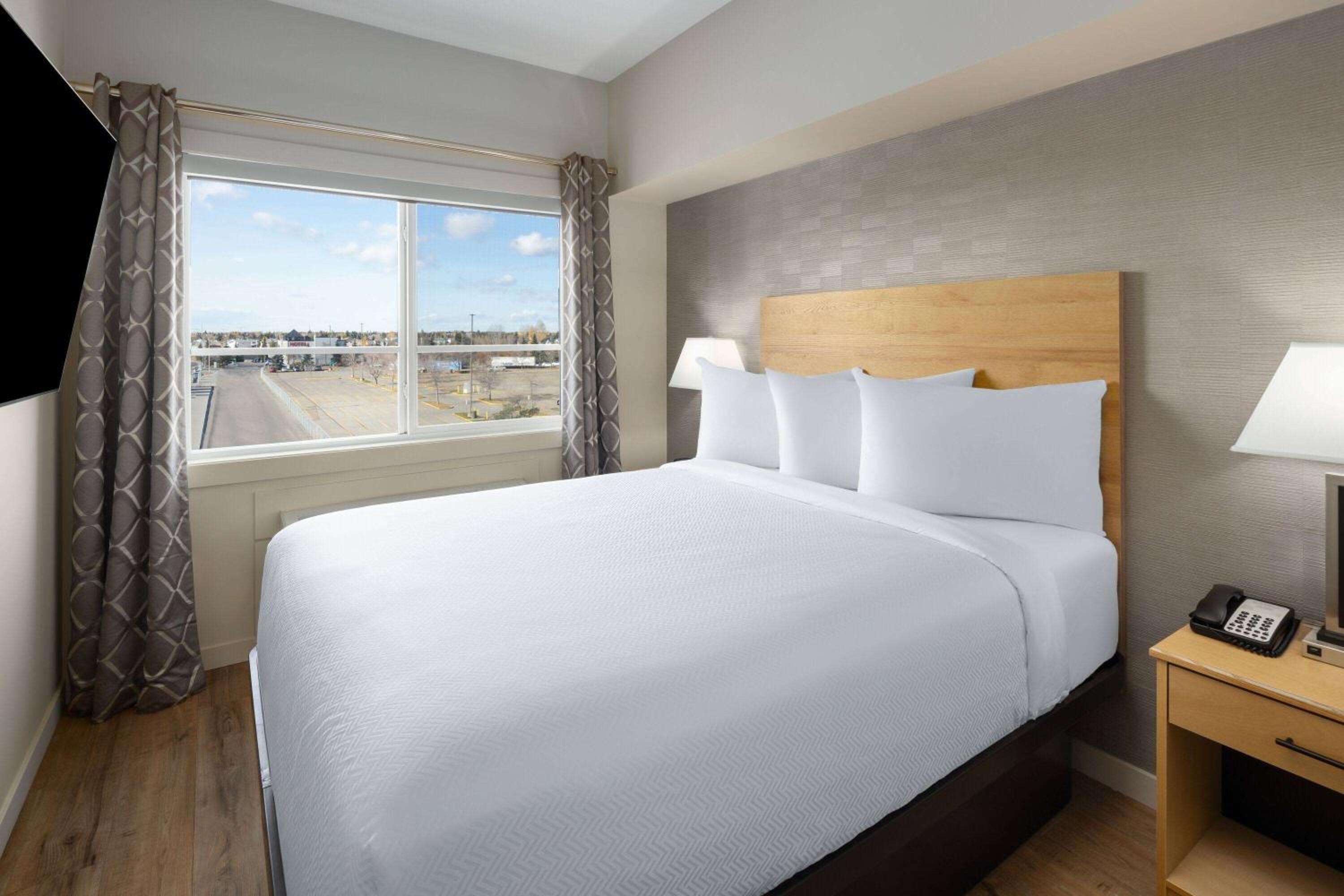 Two-Bedroom Loft Suite with Three Queen Beds - Non-Smoking photo 3