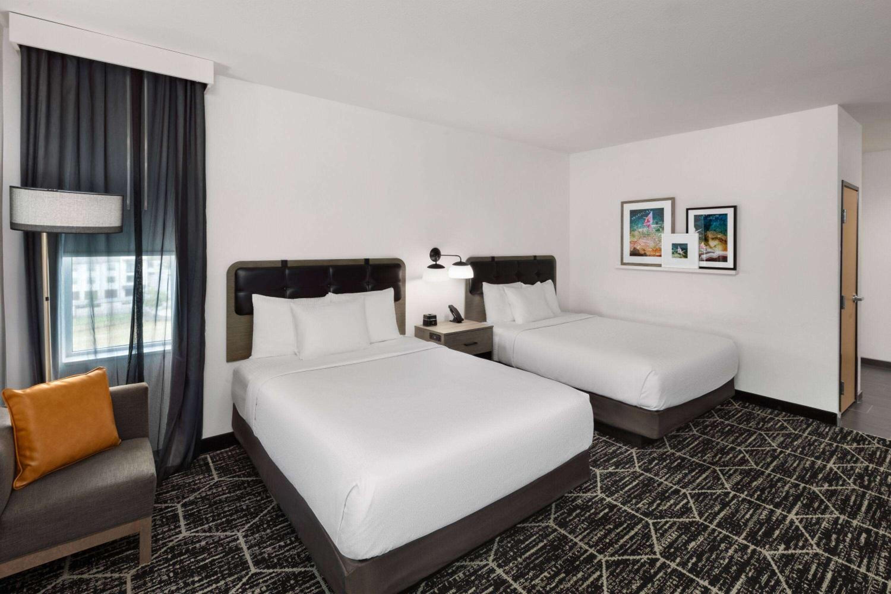 Queen Room with Two Queen Beds - Non-Smoking - Photo 3