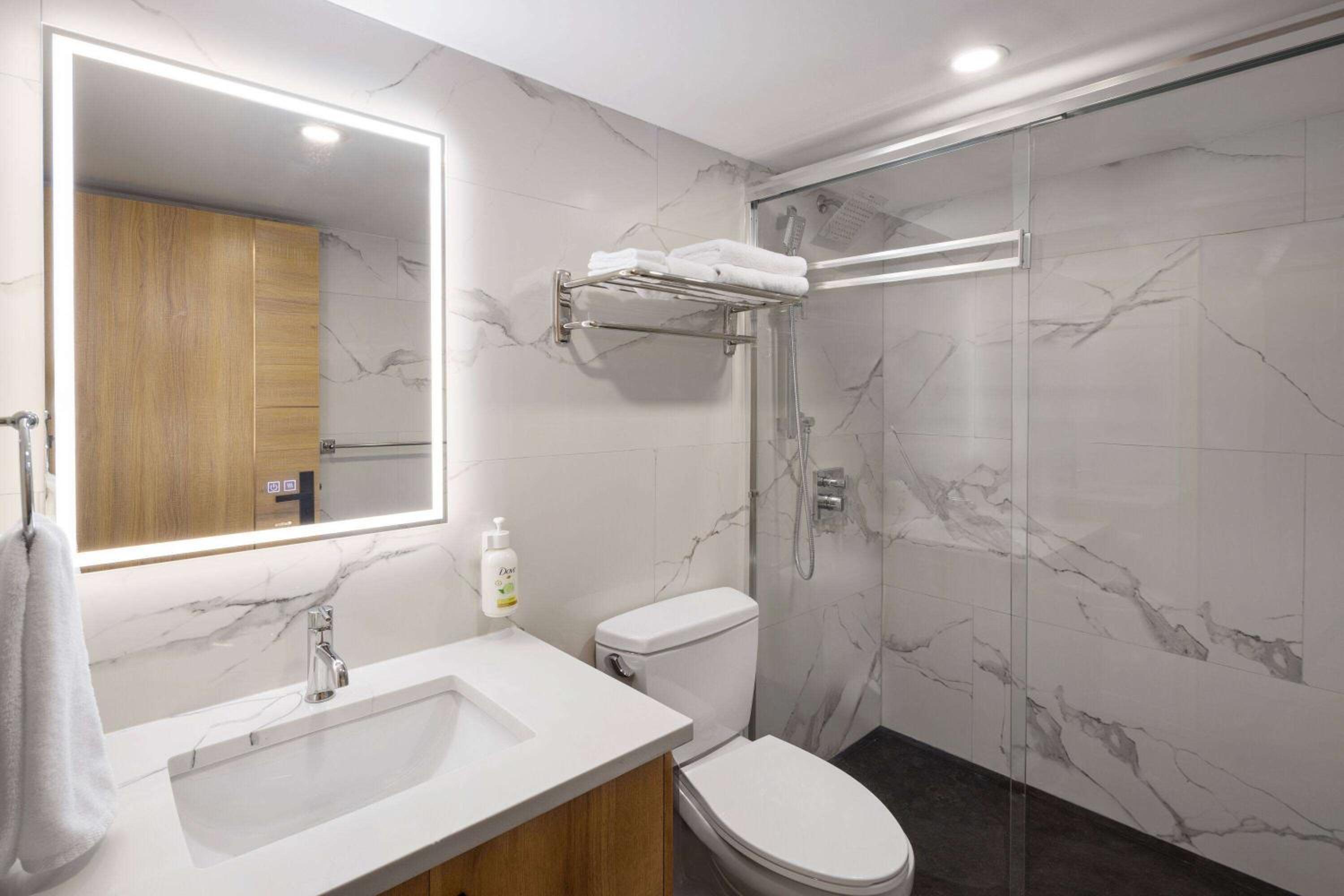 Two-Bedroom Suite with One Queen and One Double Beds - Non-Smoking photo 3