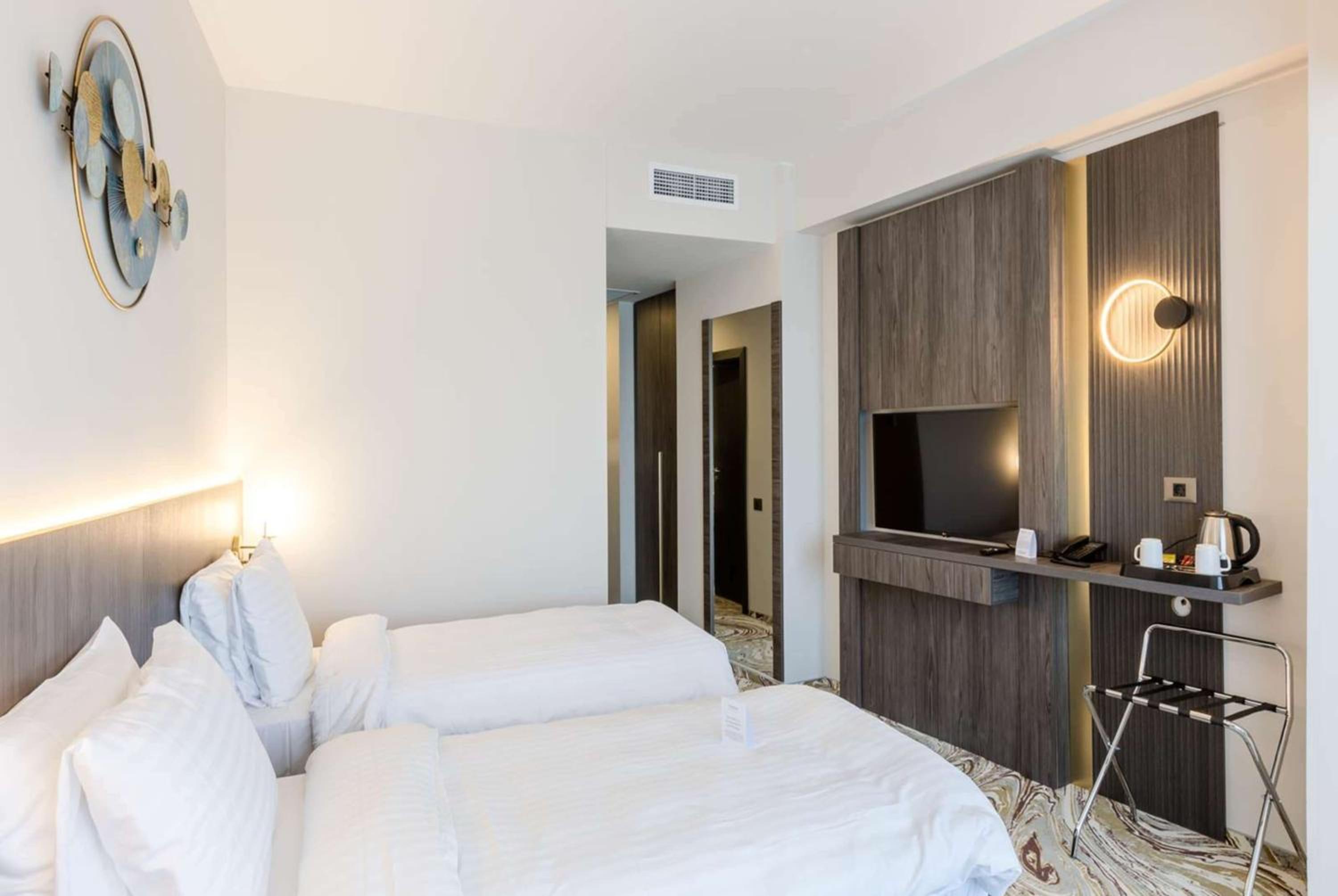 Standard Twin Room - Photo 1