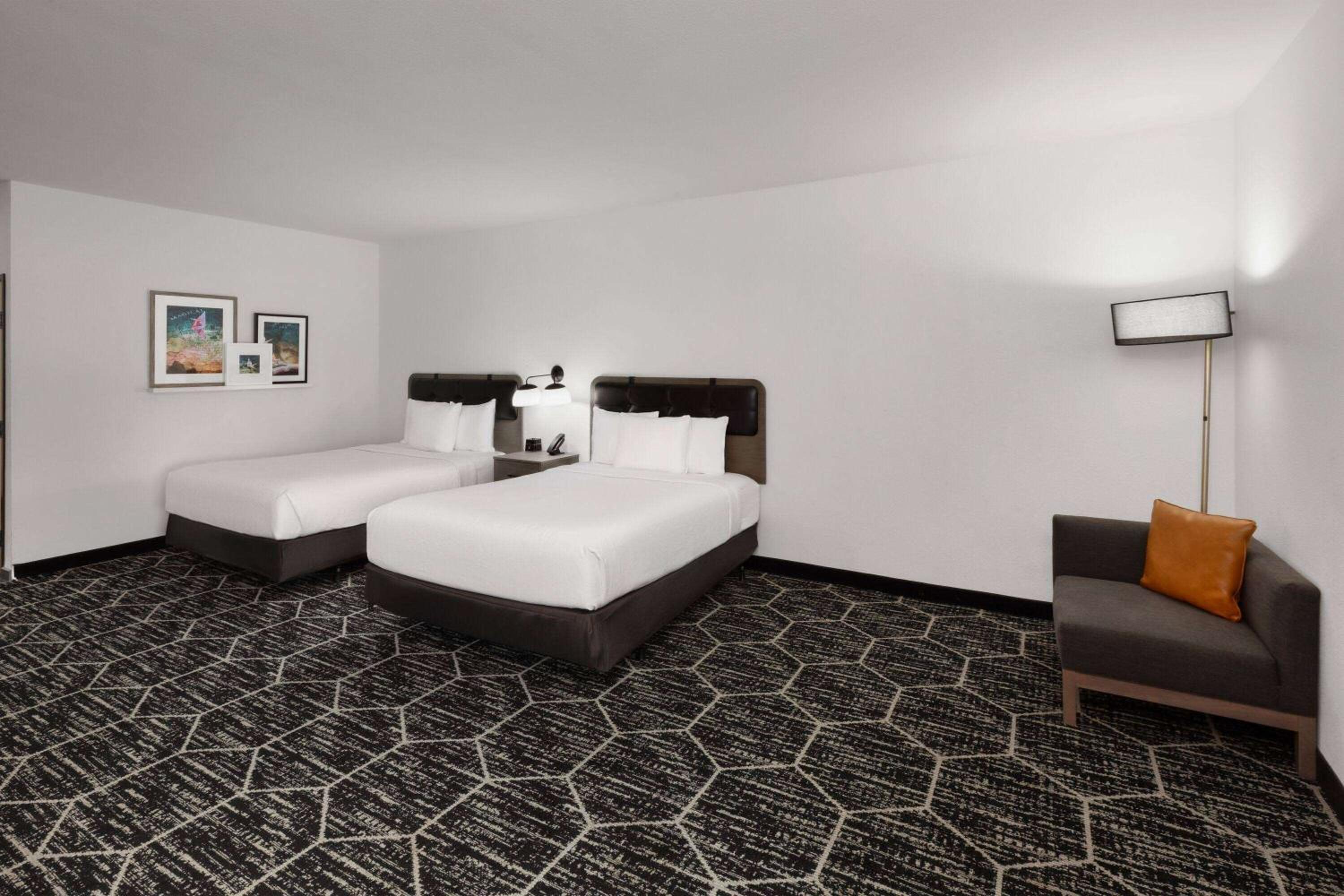 Queen Room with Two Queen Beds - Mobility Access/Non-Smoking - Photo 2