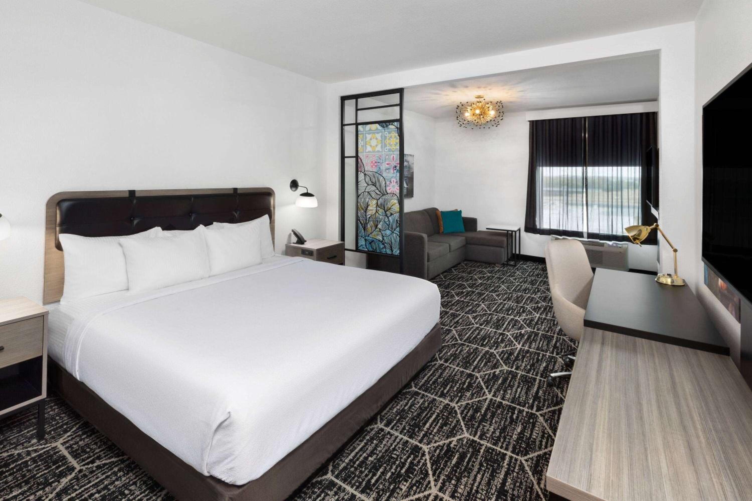 King Suite - Non-Smoking - Photo 5