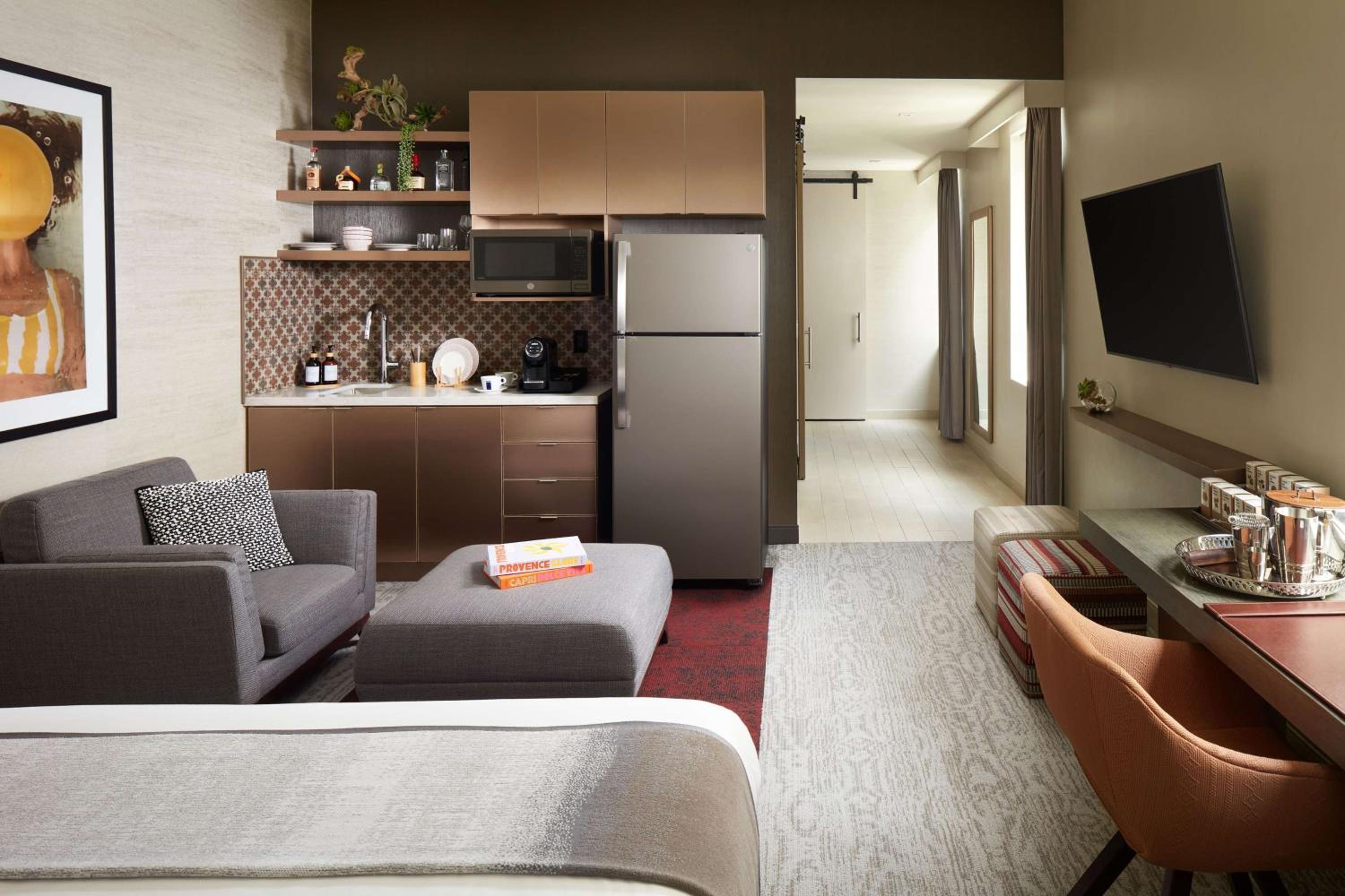 King Junior Suite - City View photo 3