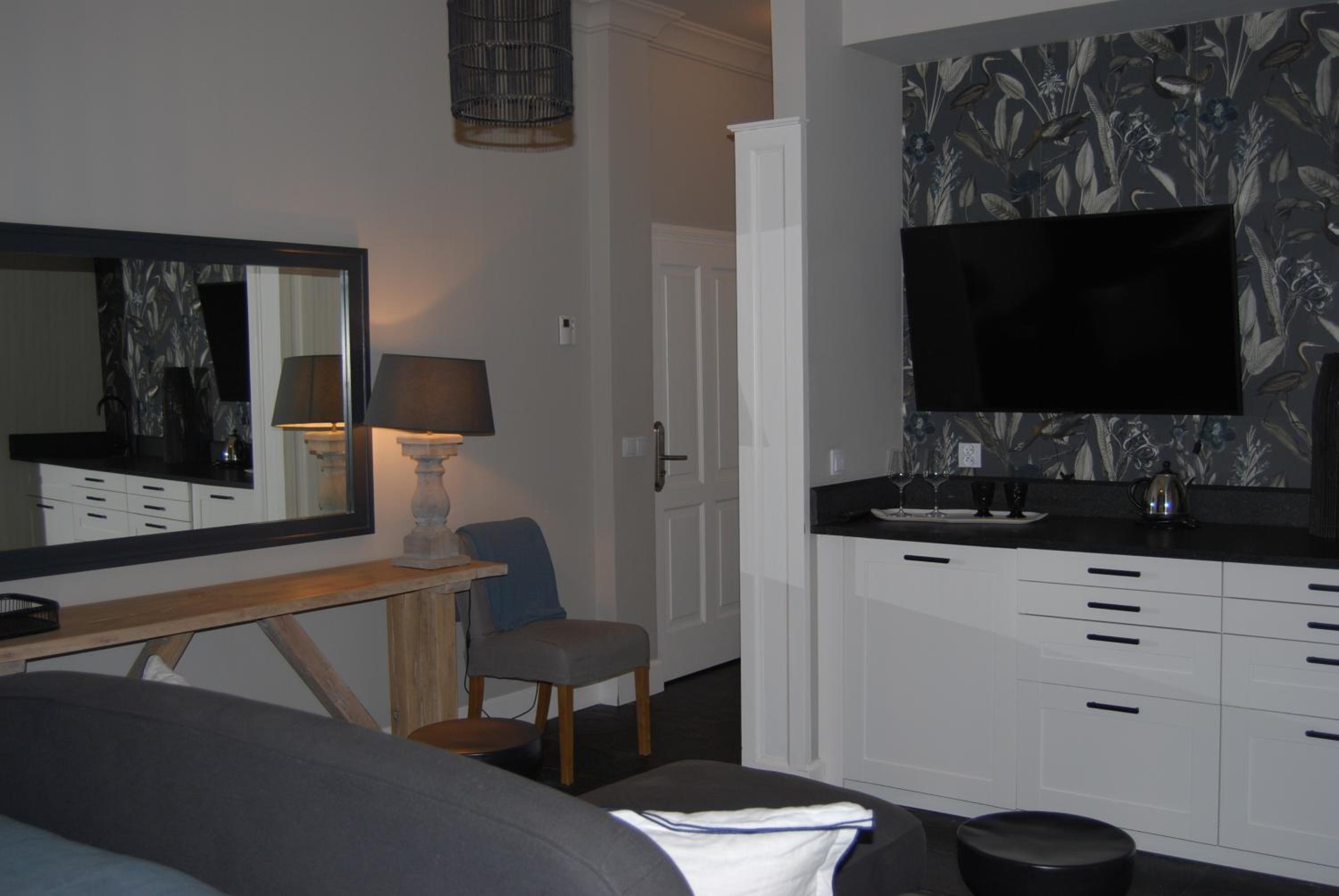 Deluxe Double Room thumbnail 6